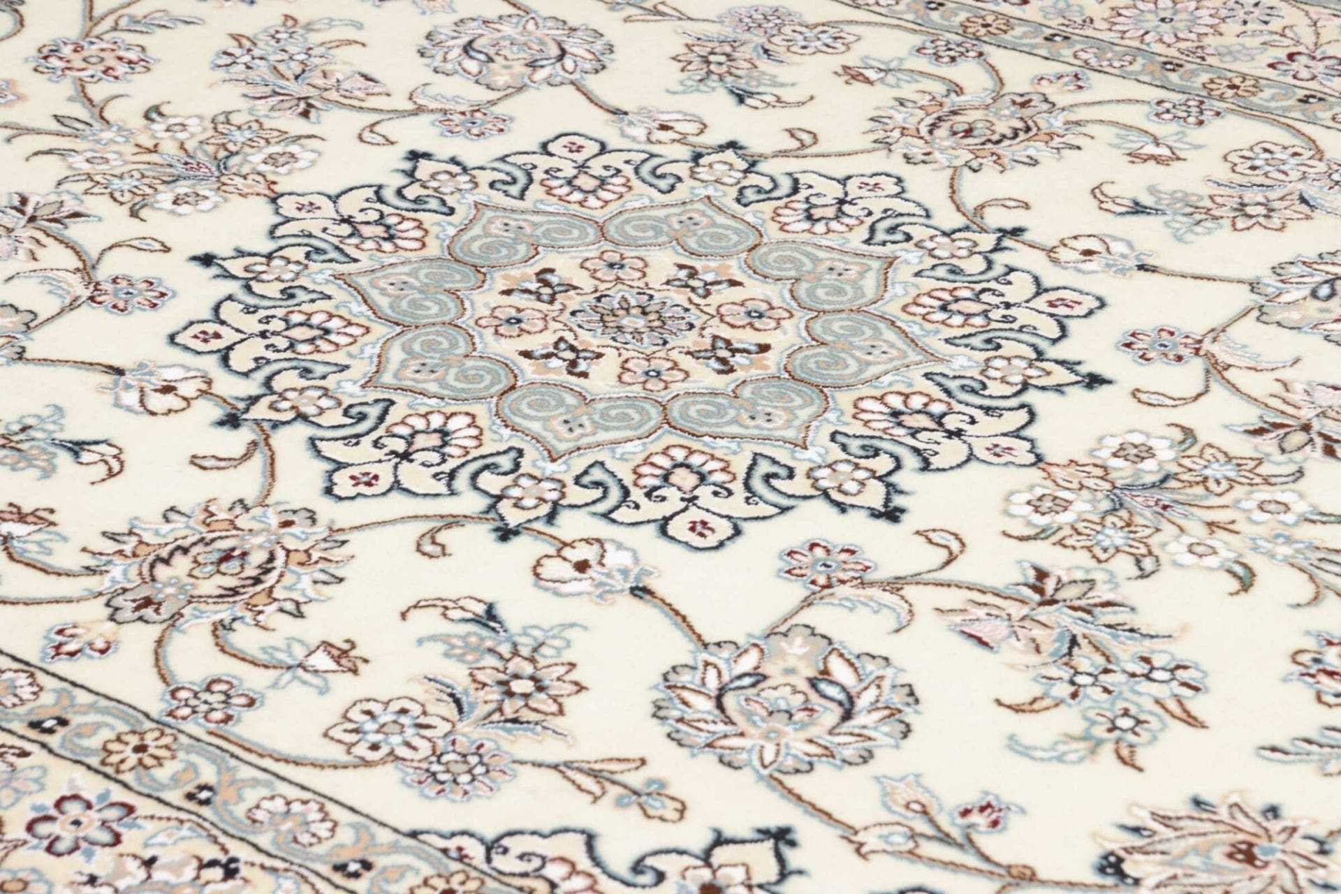 Nain Perserteppich 135 × 206 cm aus Wolle, handgeknüpft