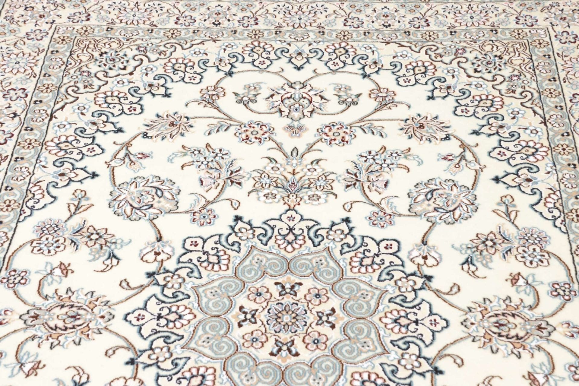 Nain Perserteppich 135 × 206 cm aus Wolle, handgeknüpft