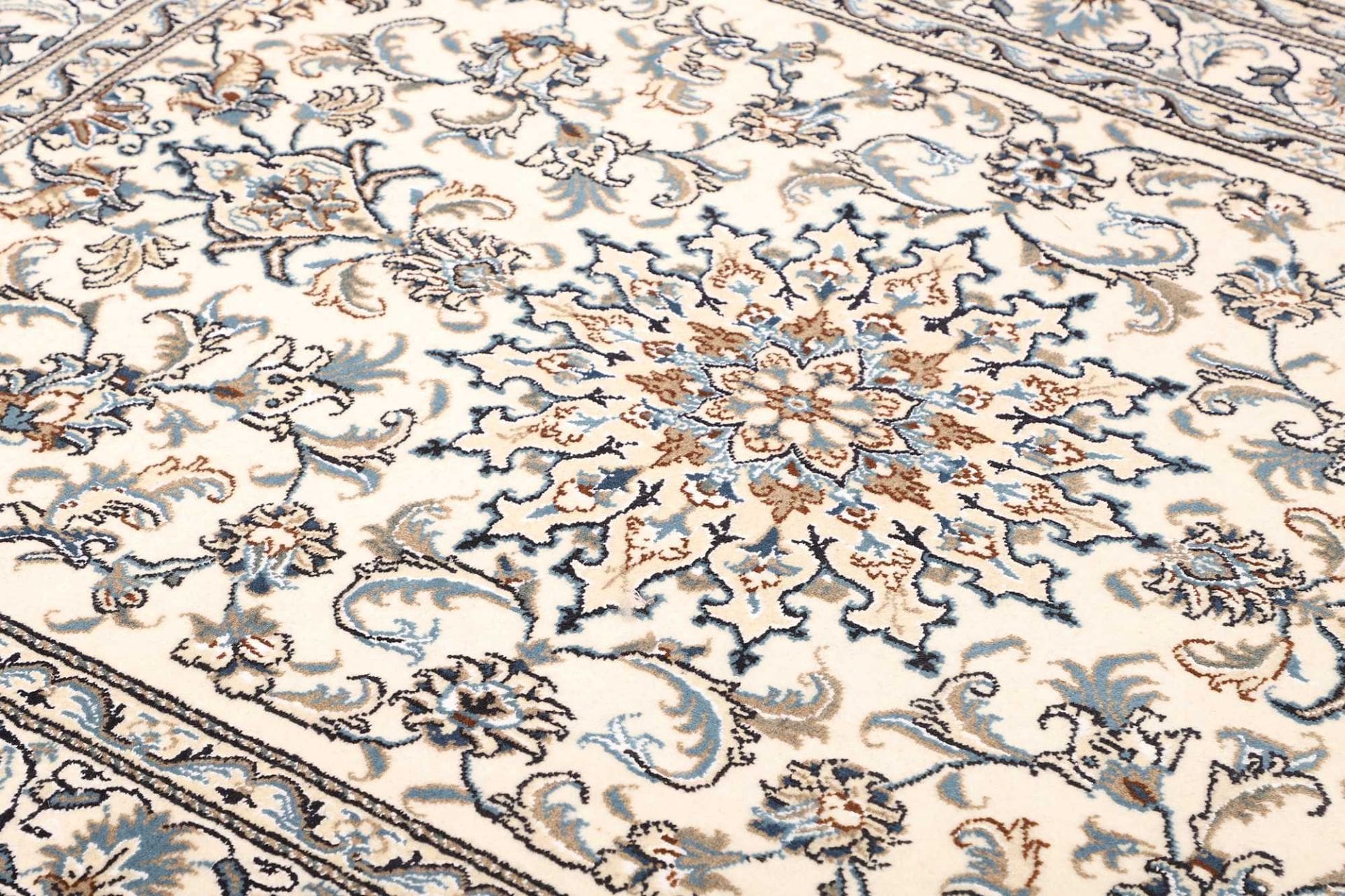 Nain Perserteppich aus Iran, 153 × 200 cm