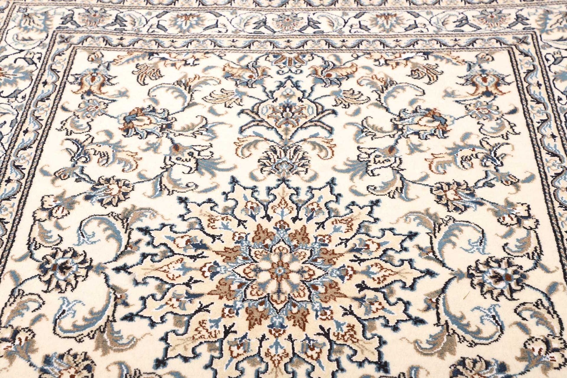 Nain Perserteppich aus Iran, 153 × 200 cm