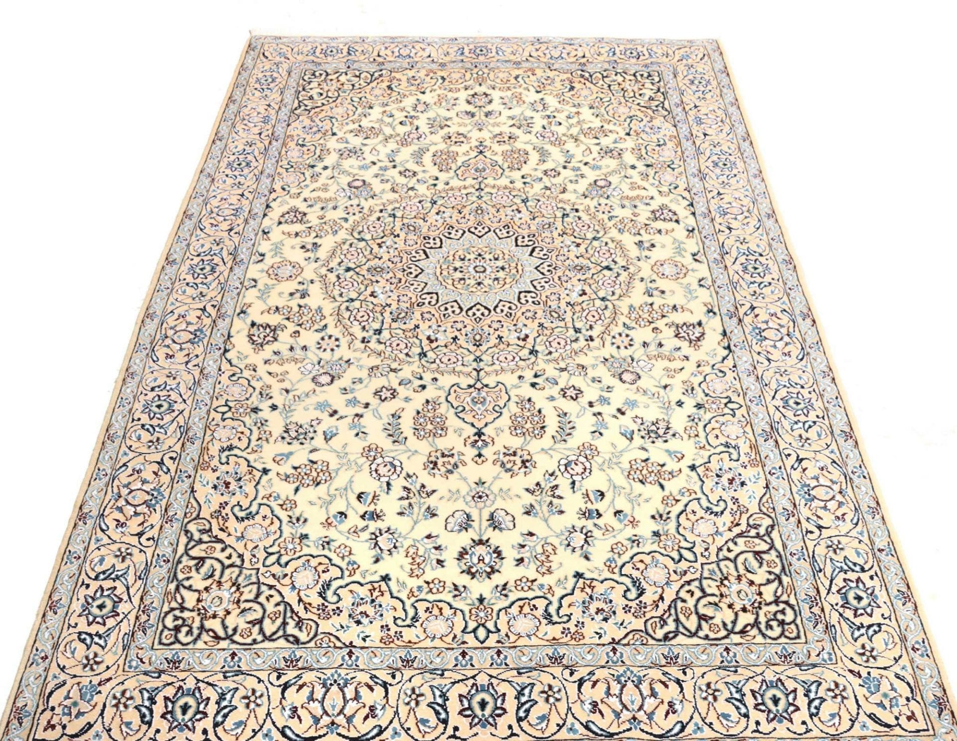 Nain Perserteppich aus Iran, 133 × 218 cm