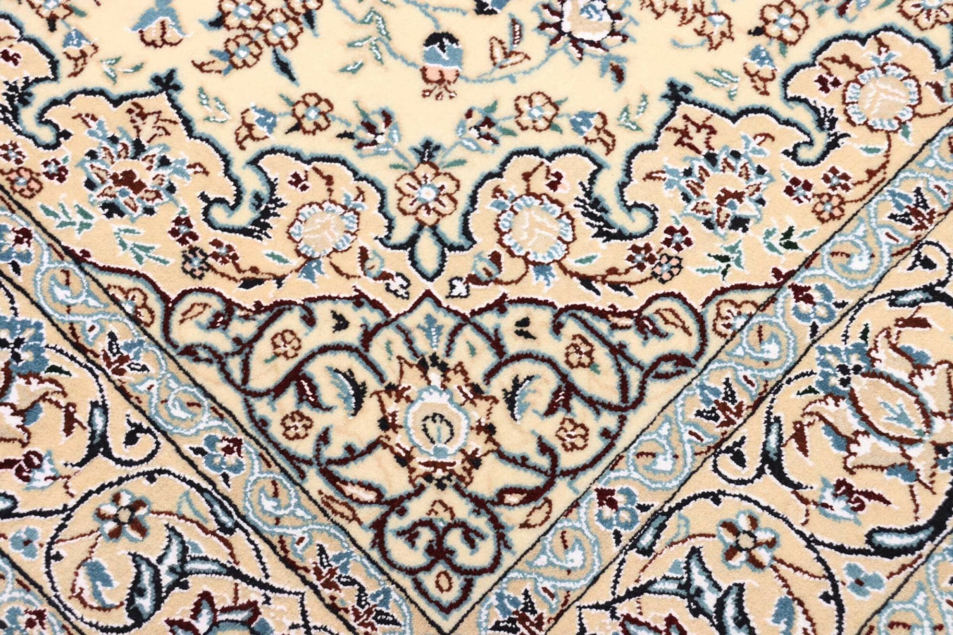 Nain Perserteppich aus Iran, 133 × 218 cm
