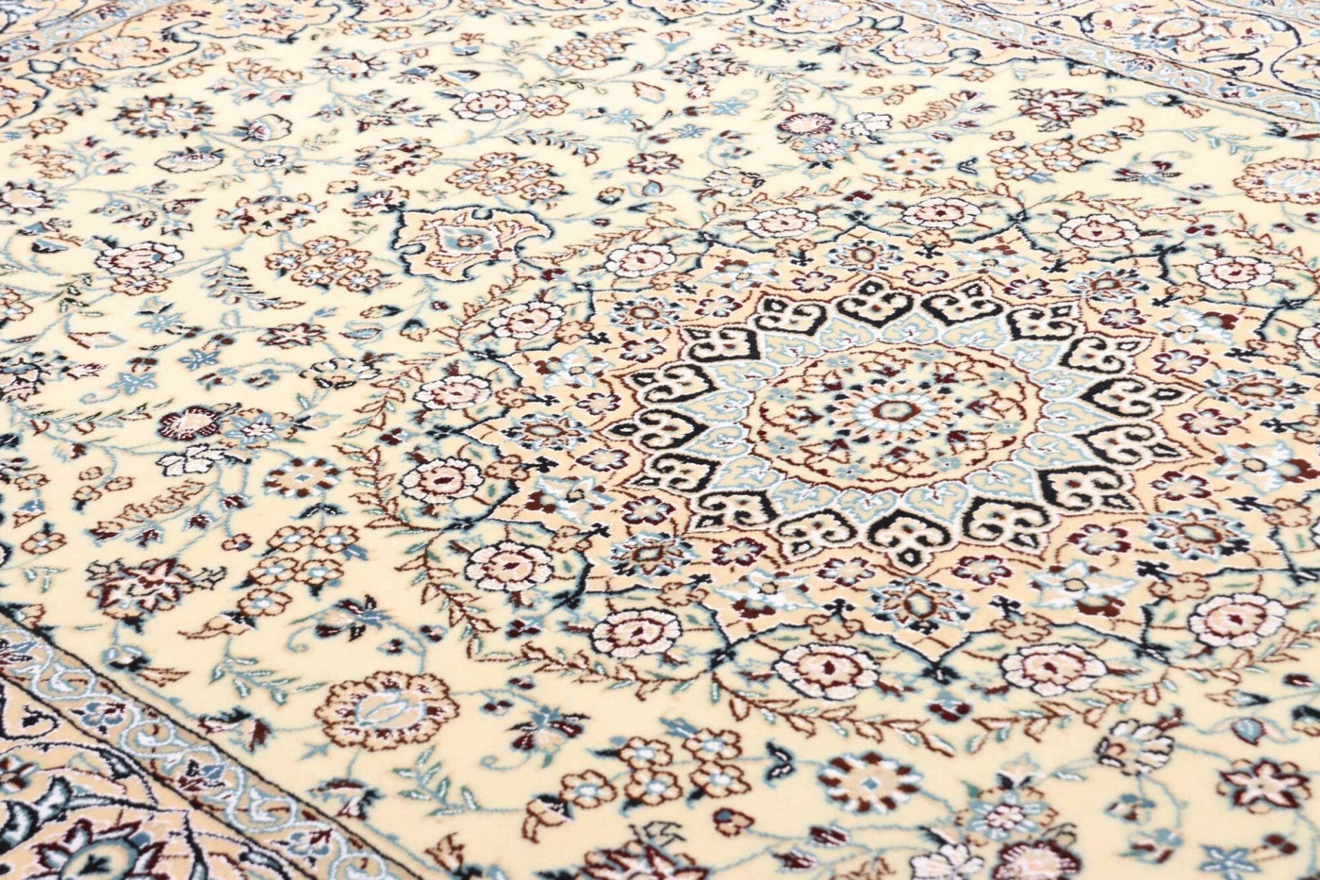 Nain Perserteppich aus Iran, 133 × 218 cm