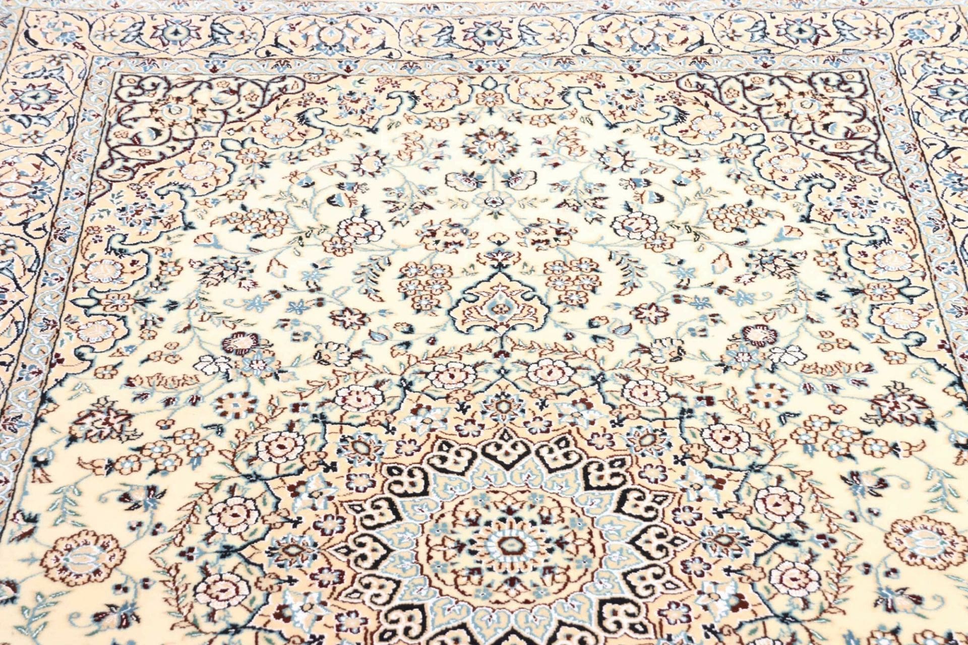 Nain Perserteppich aus Iran, 133 × 218 cm