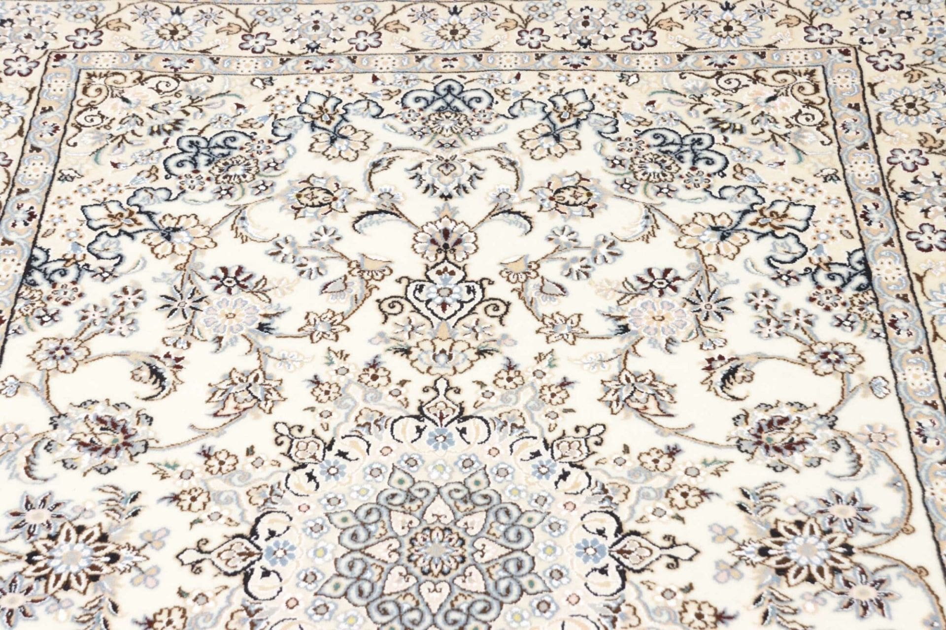 Nain Perserteppich aus Iran, 131 × 202 cm