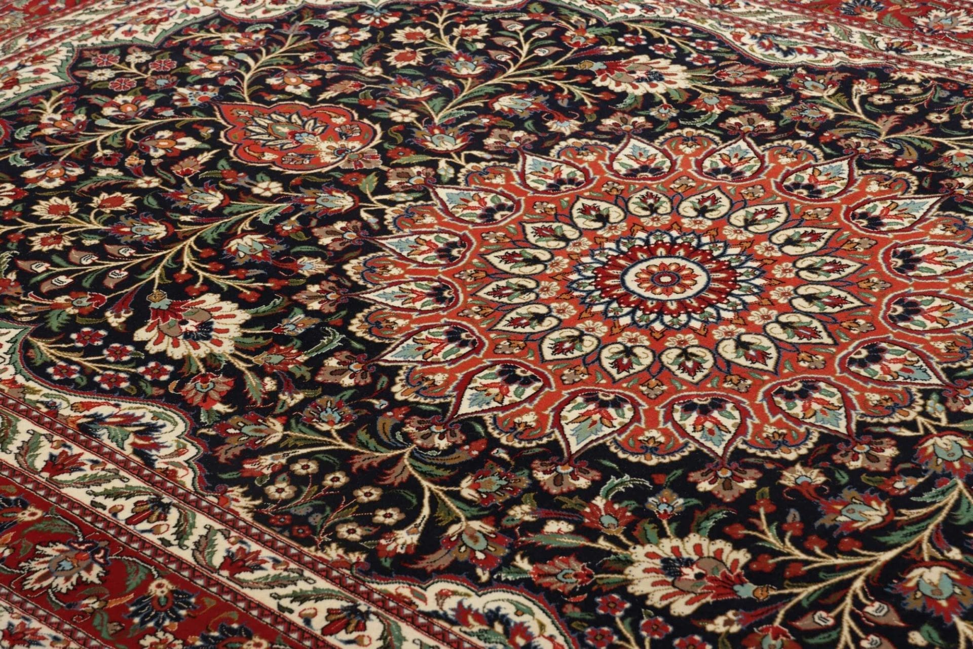 Isfahan Perserteppich aus Iran, 140 × 209 cm