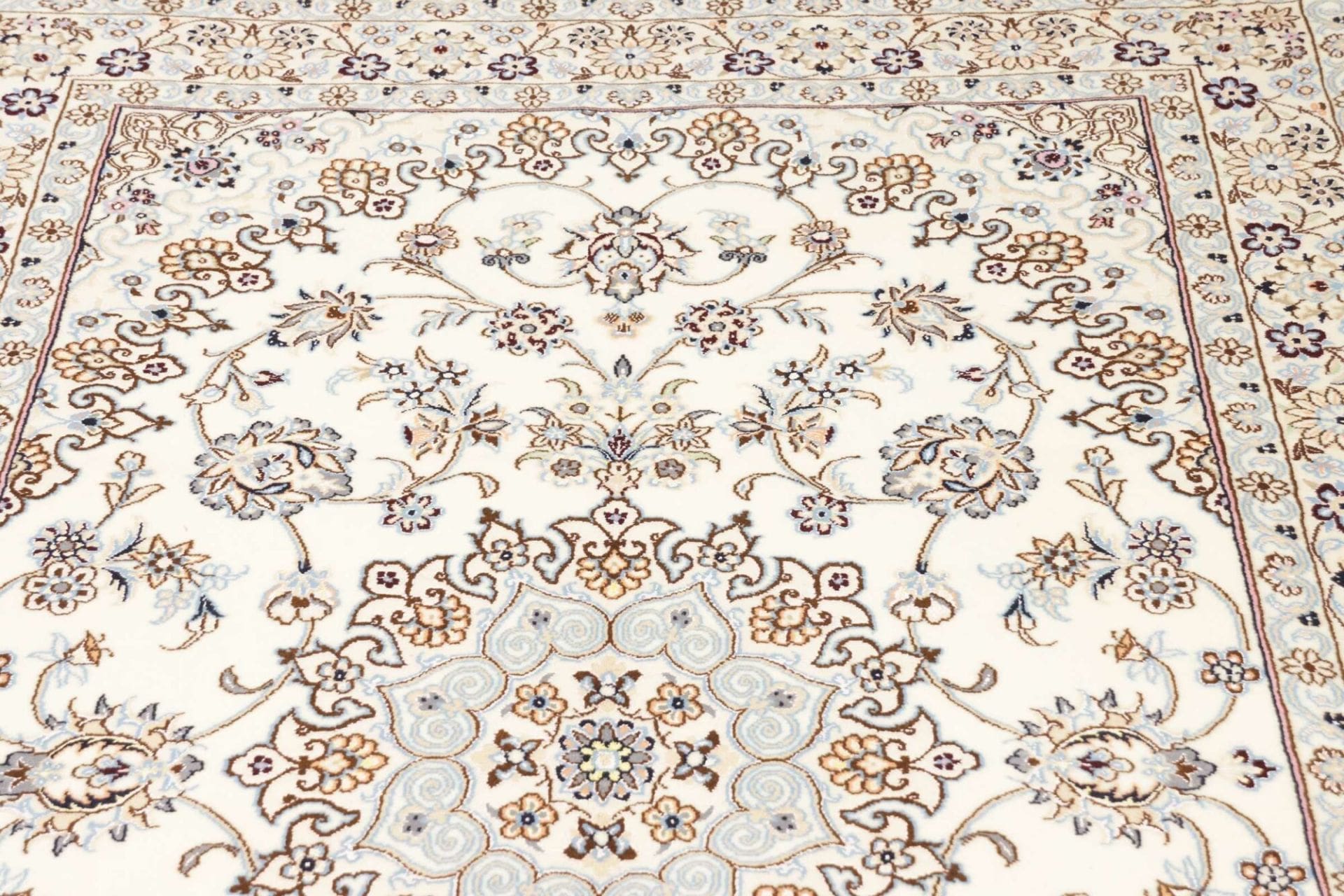 Nain Perserteppich aus Iran, 131 × 208 cm
