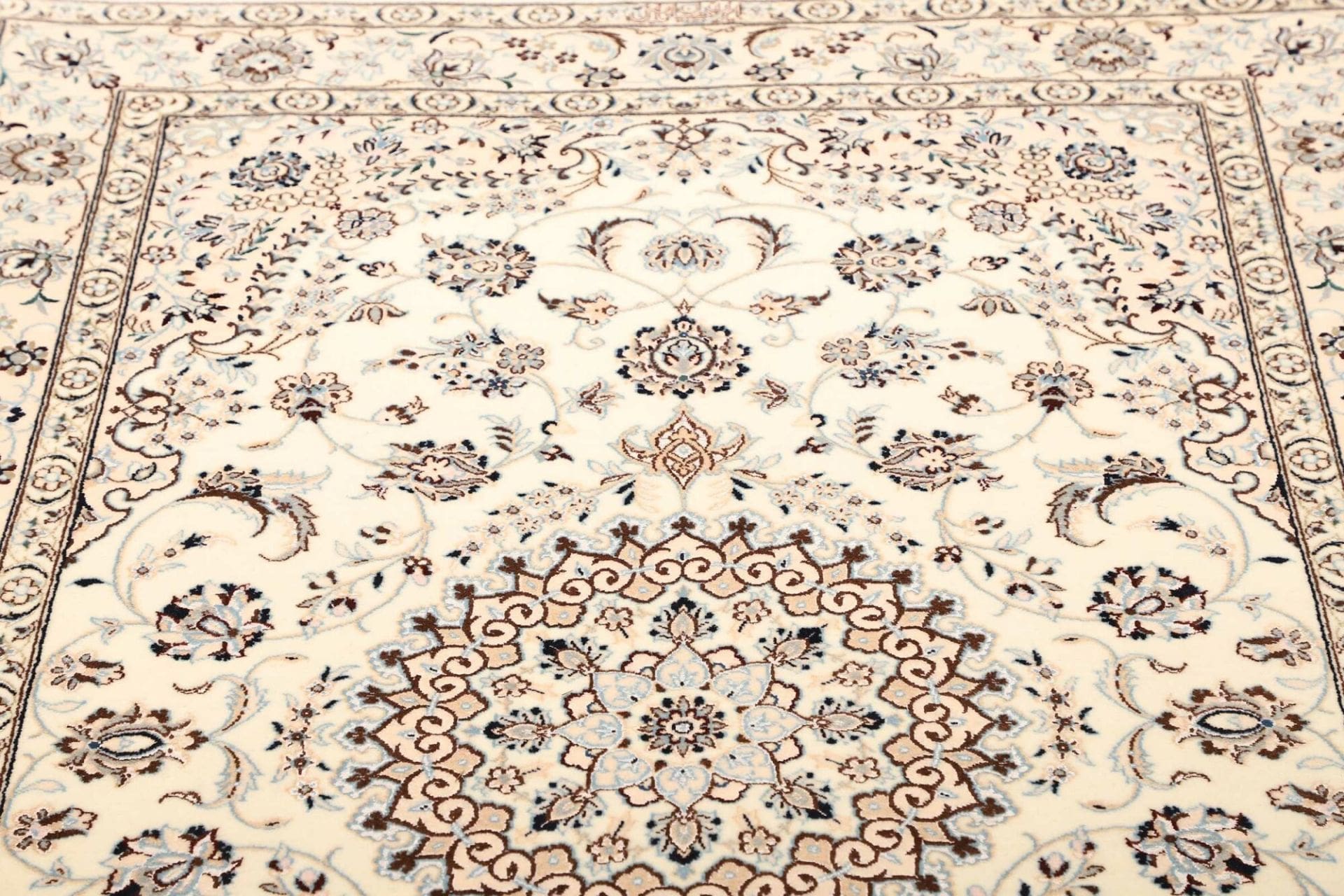 Nain Perserteppich 126 × 188 cm aus Wolle, handgeknüpft