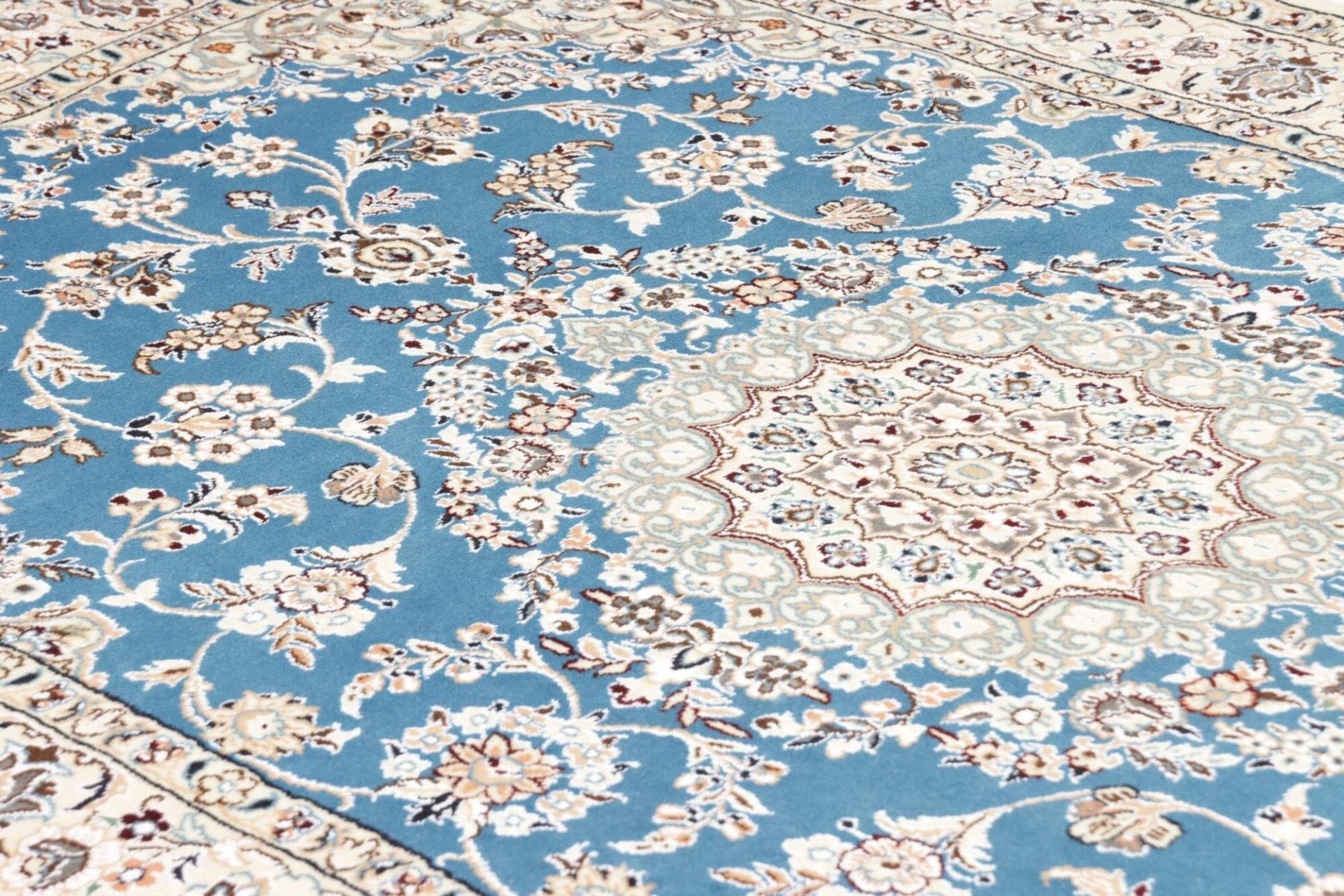 Handgeknüpfter Nain Perserteppich 133 × 206 cm