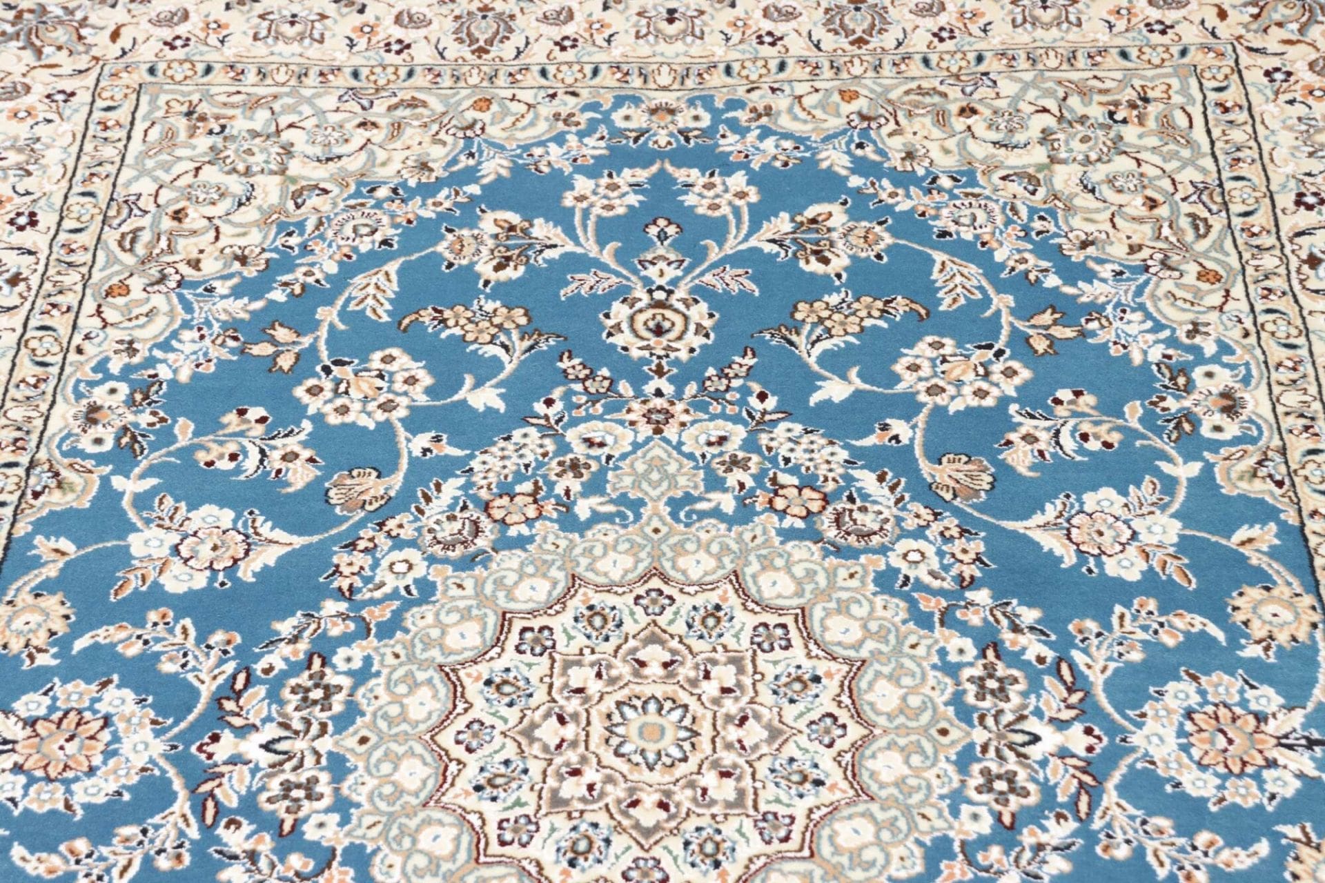 Handgeknüpfter Nain Perserteppich 133 × 206 cm