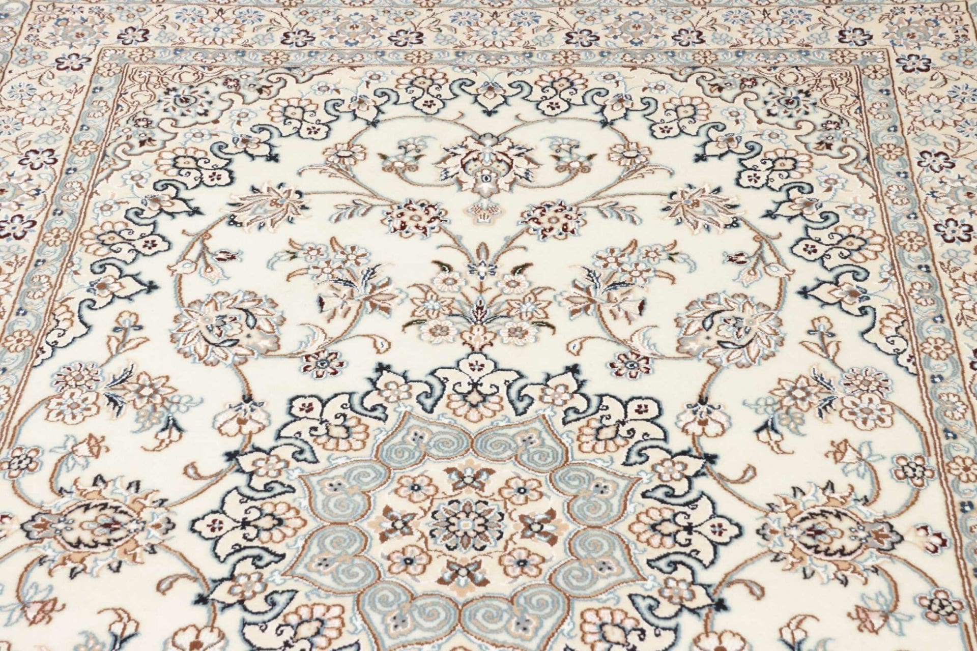 Nain Perserteppich aus Iran, 139 × 217 cm