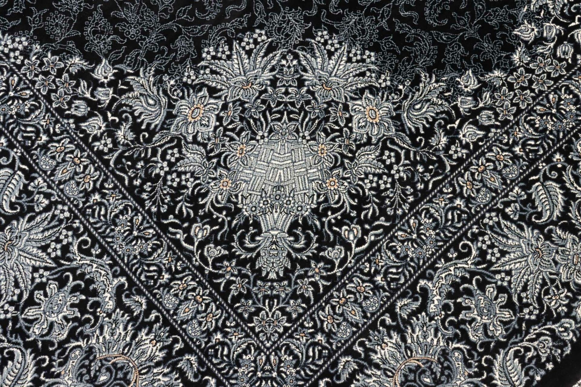 Ghom Perserteppich 141 × 195 cm aus Seide, handgeknüpft