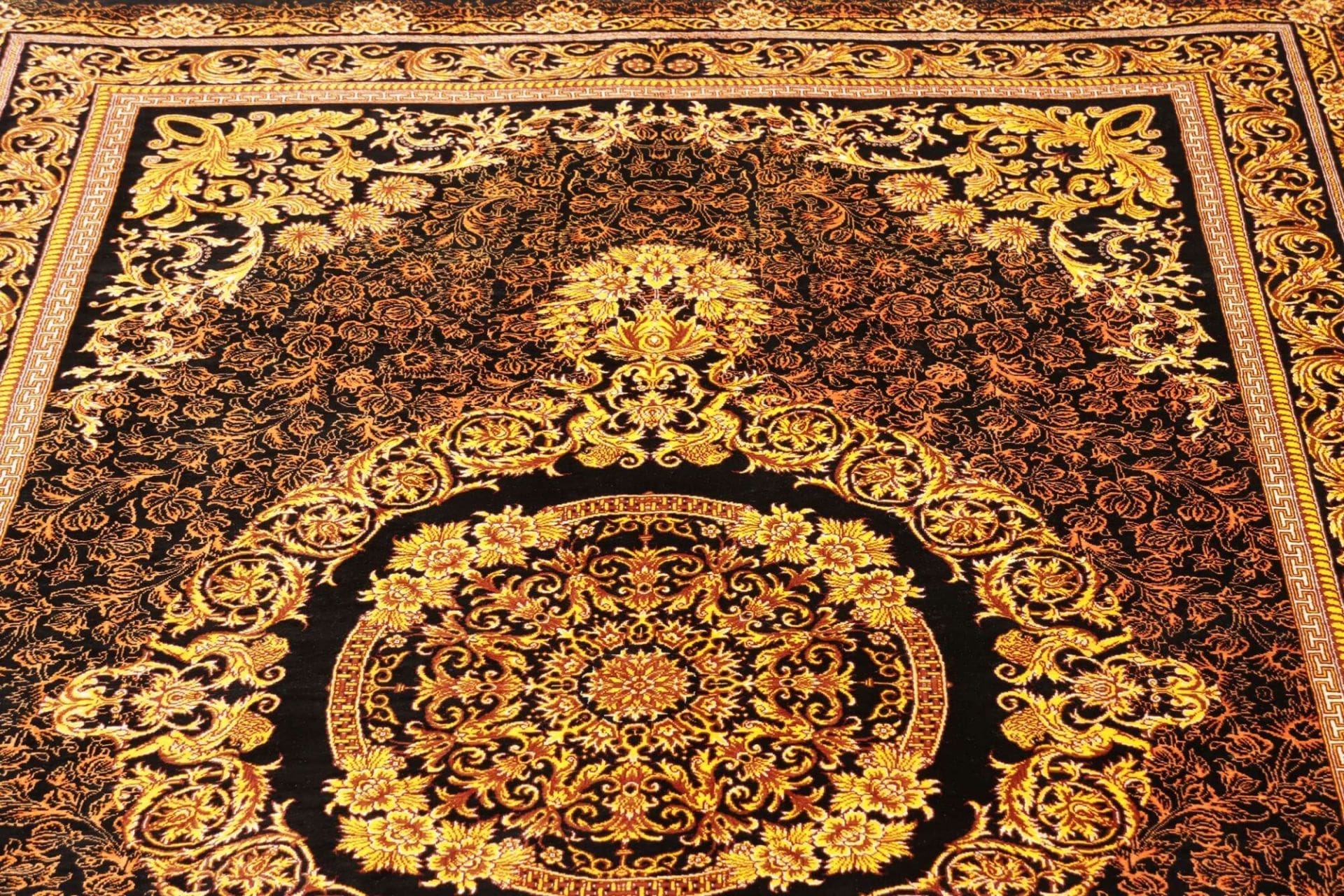 Handgeknüpfter Ghom Perserteppich, 138 × 200 cm, Seide