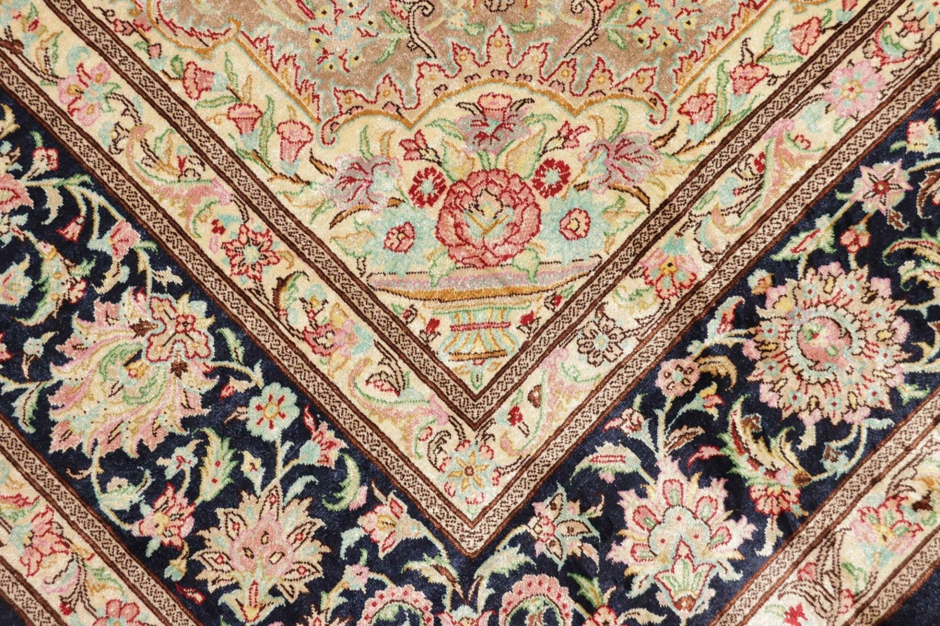 Handgeknüpfter Ghom Perserteppich, 139 × 192 cm, Seide