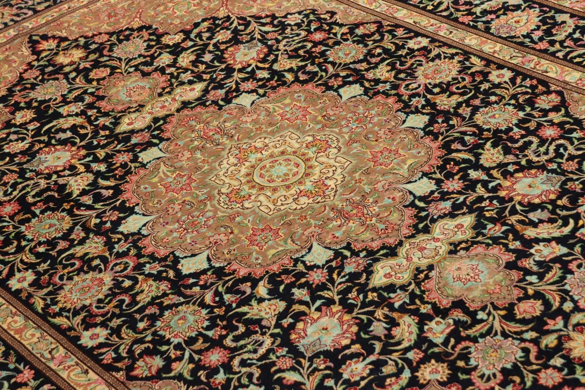 Handgeknüpfter Ghom Perserteppich, 139 × 192 cm, Seide