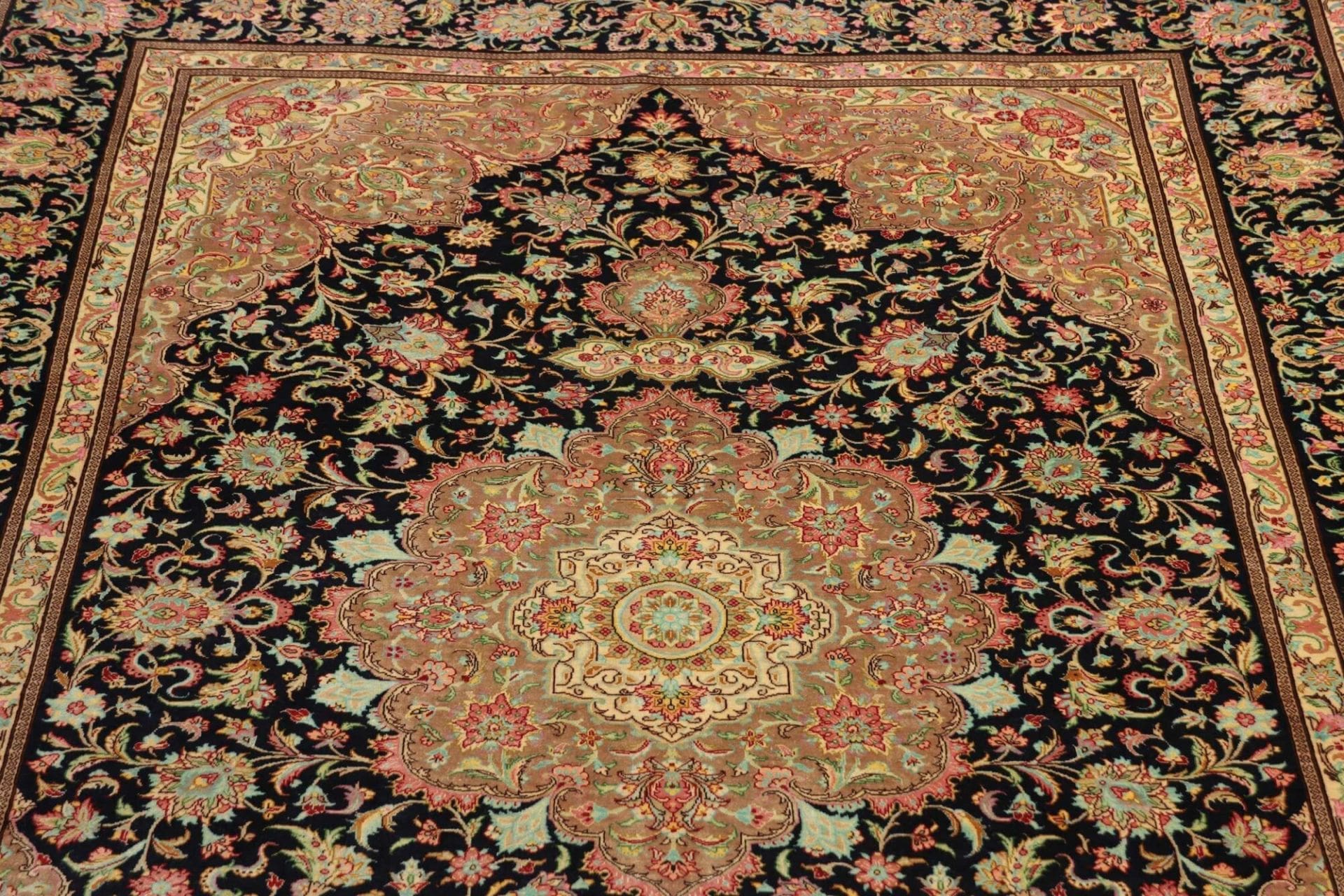Handgeknüpfter Ghom Perserteppich, 139 × 192 cm, Seide