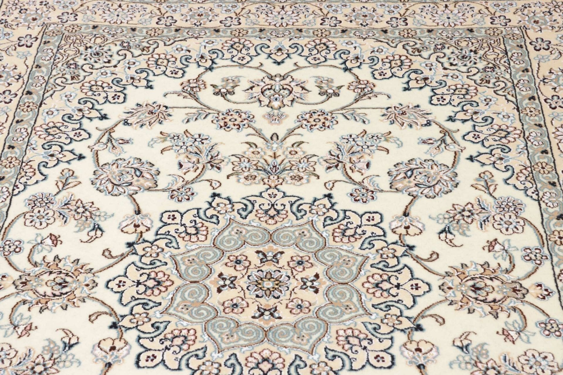 Handgeknüpfter Nain Perserteppich 138 × 205 cm