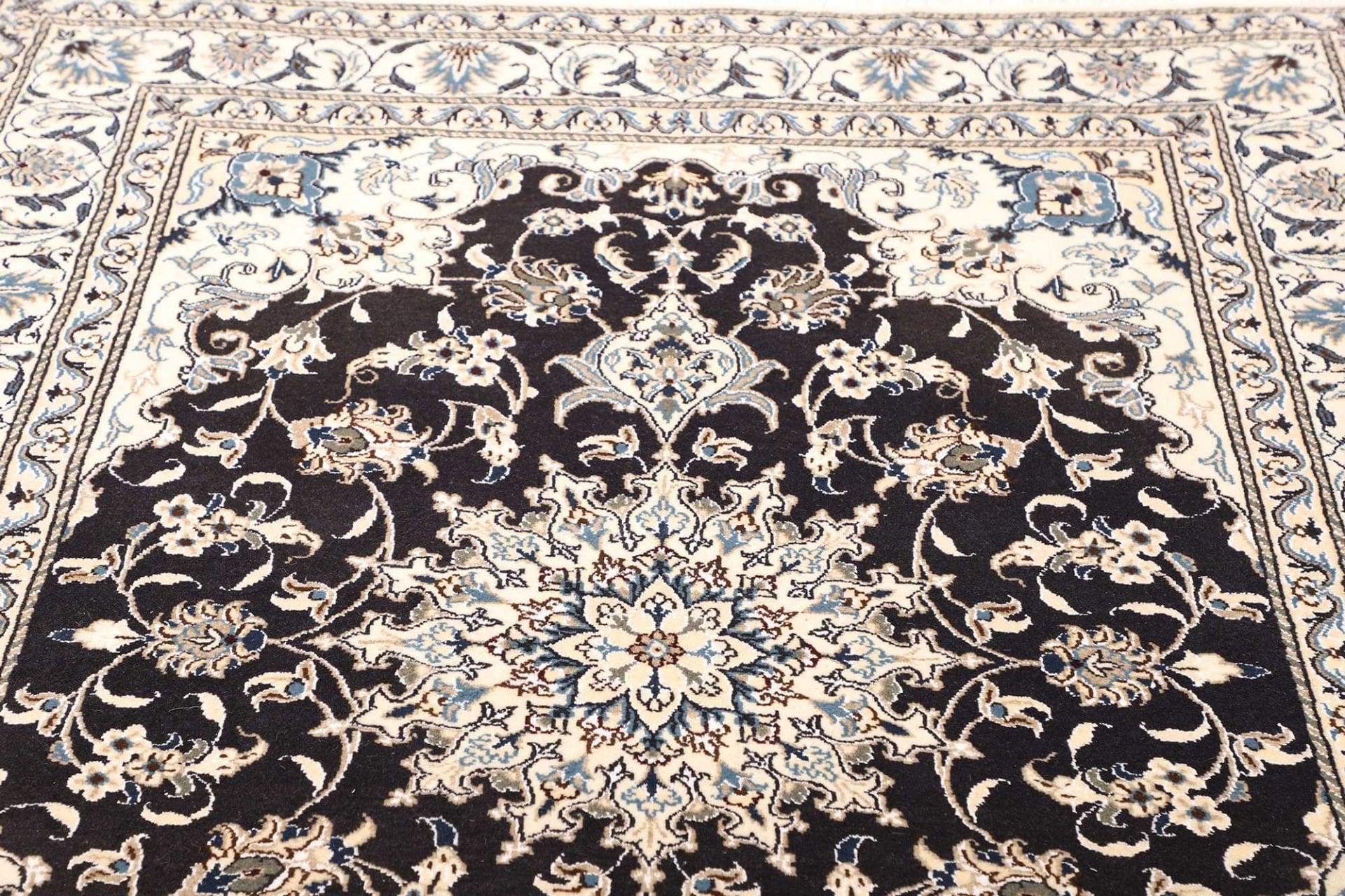 Handgeknüpfter Nain Perserteppich 153 × 202 cm