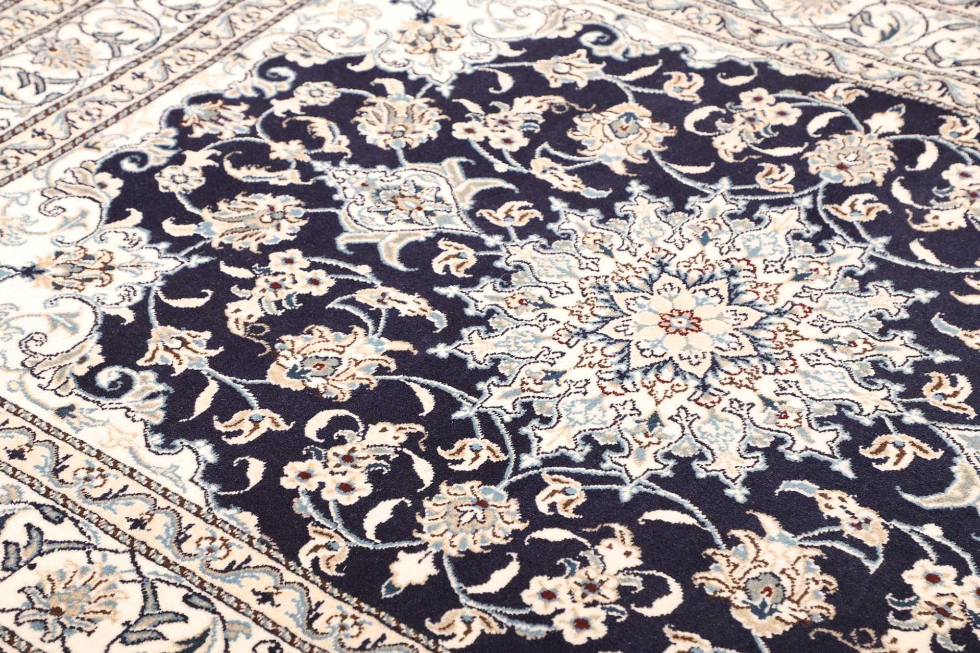Nain Perserteppich aus Iran, 153 × 210 cm