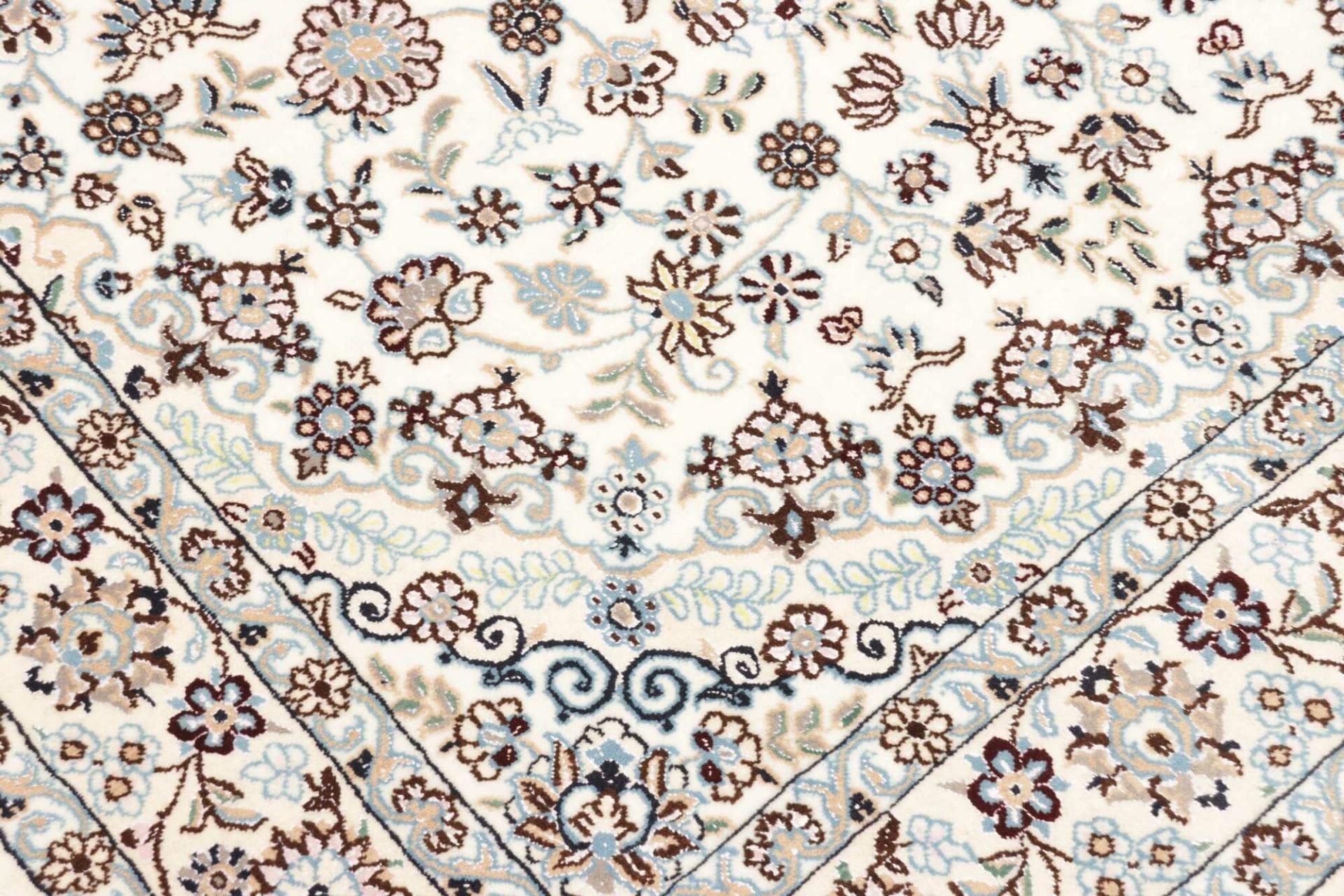 Handgeknüpfter Nain Perserteppich 133 × 205 cm