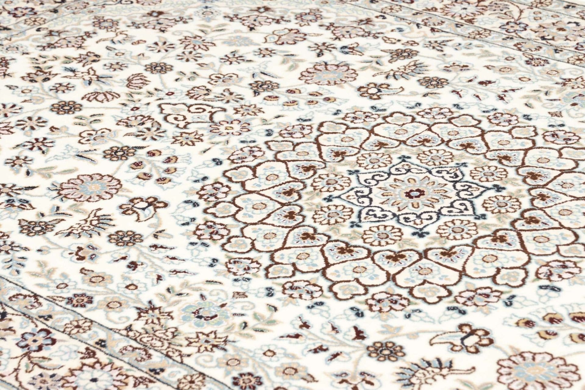 Handgeknüpfter Nain Perserteppich 133 × 205 cm