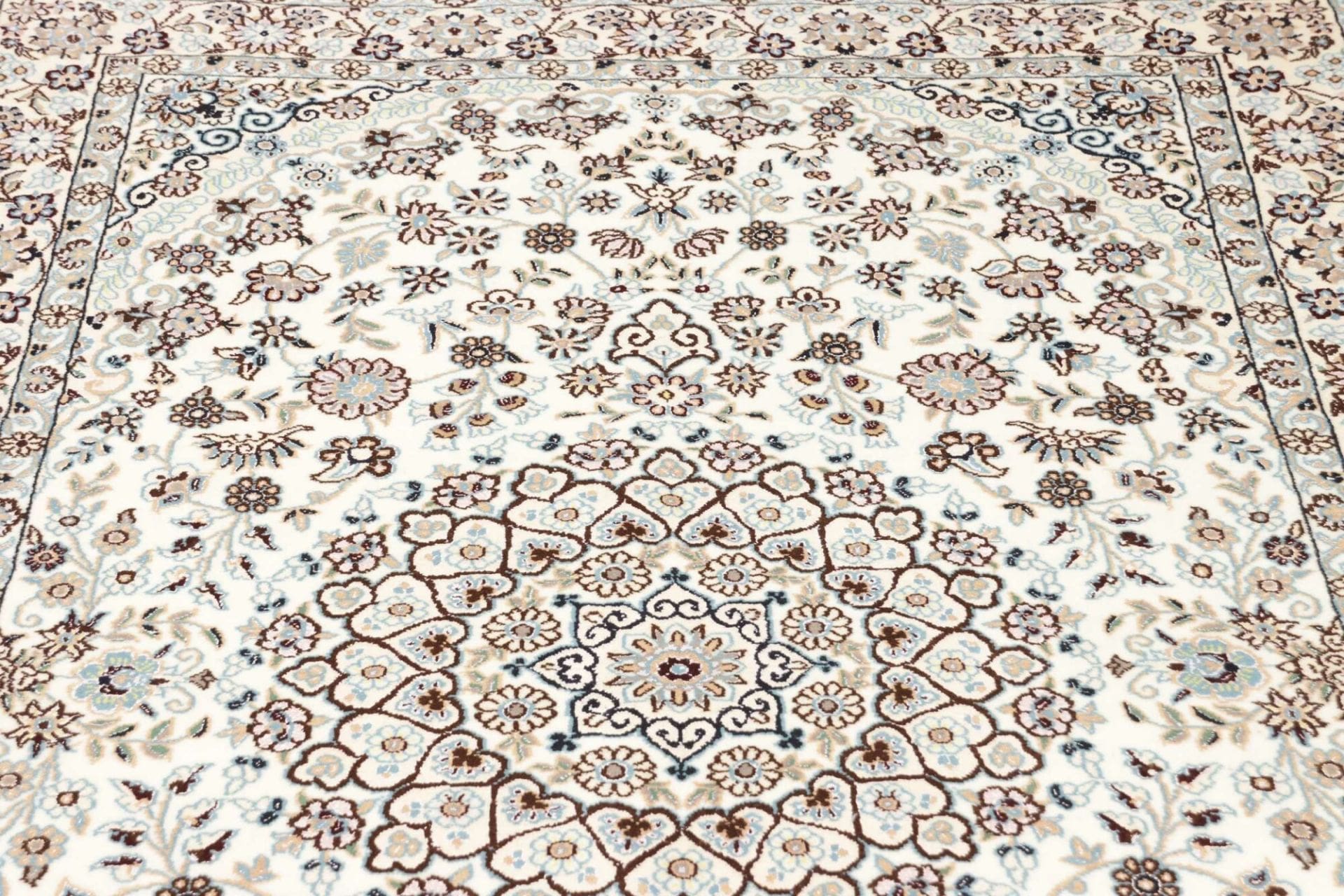 Handgeknüpfter Nain Perserteppich 133 × 205 cm