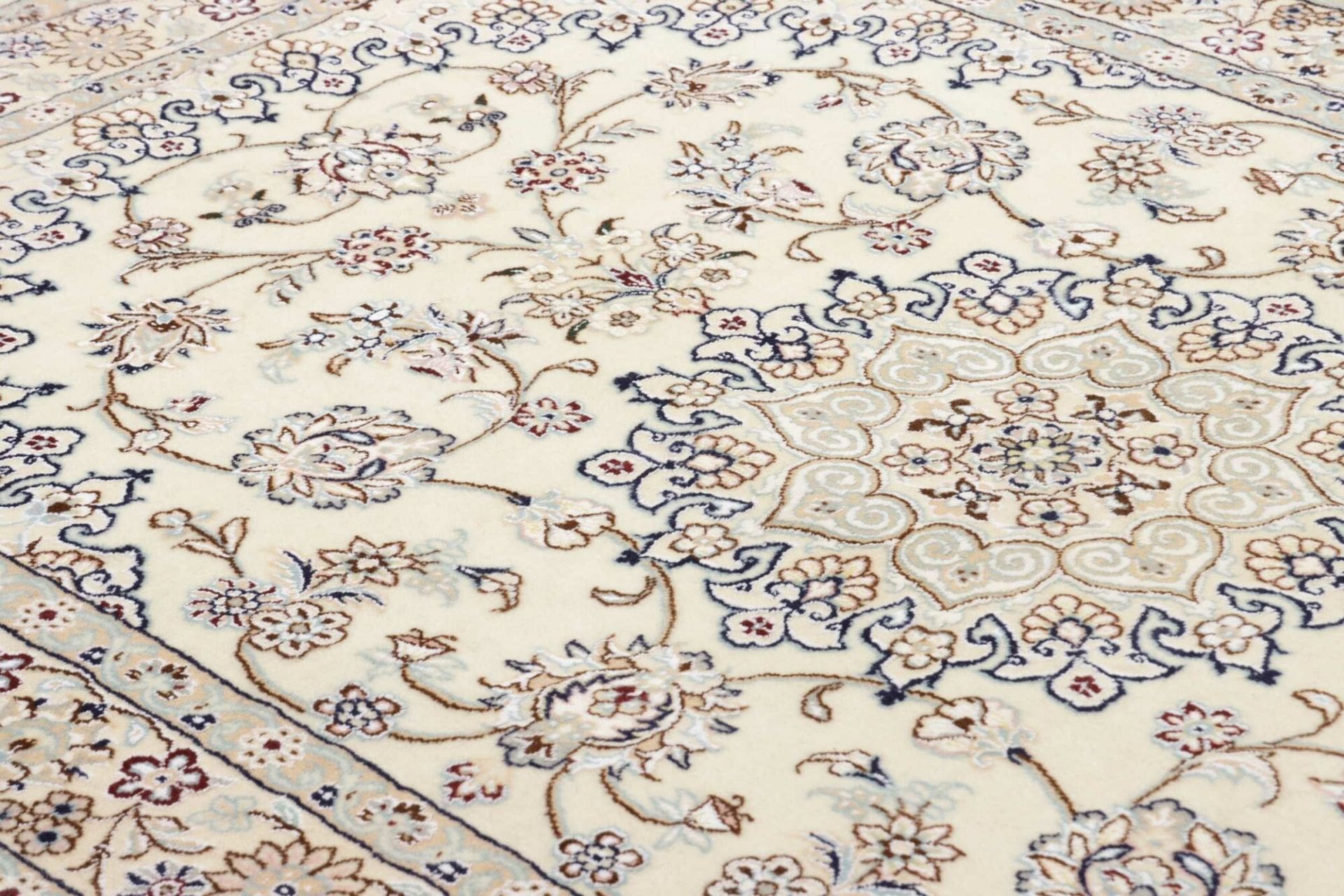 Nain Perserteppich 137 × 202 cm aus Wolle, handgeknüpft