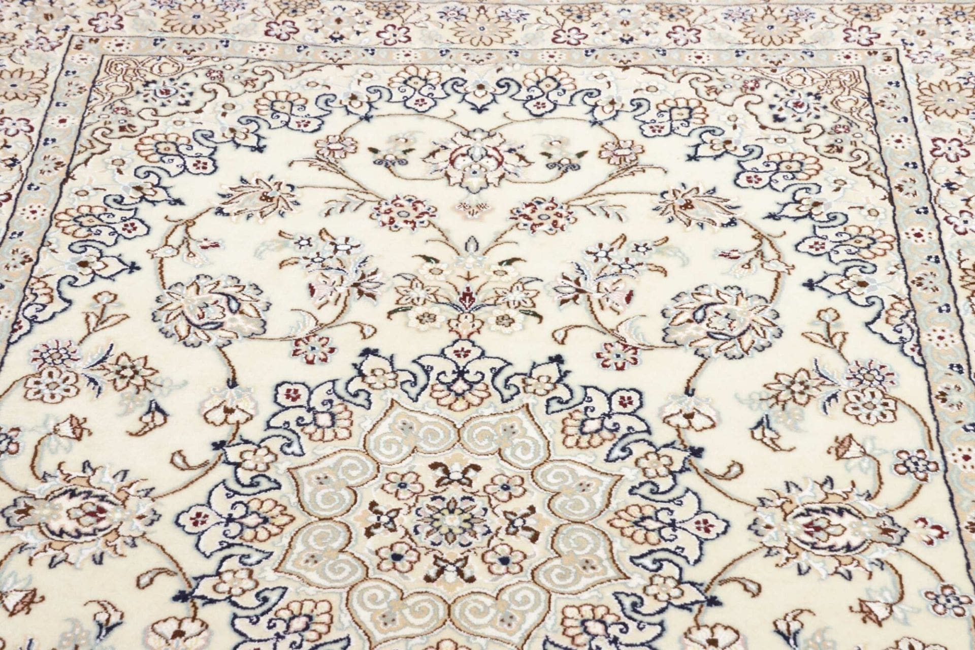 Nain Perserteppich 137 × 202 cm aus Wolle, handgeknüpft