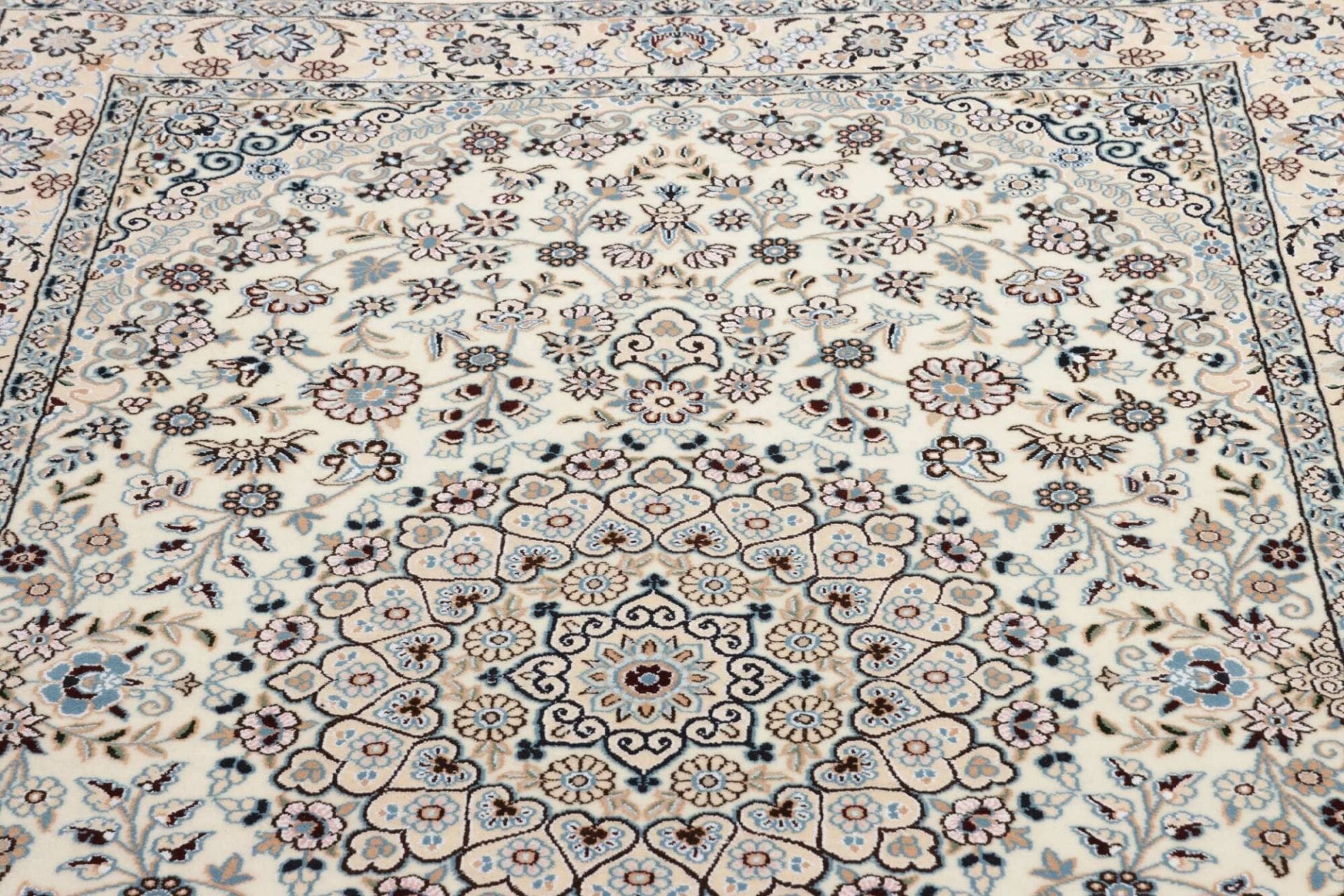 Nain Perserteppich 141 × 208 cm aus Wolle, handgeknüpft