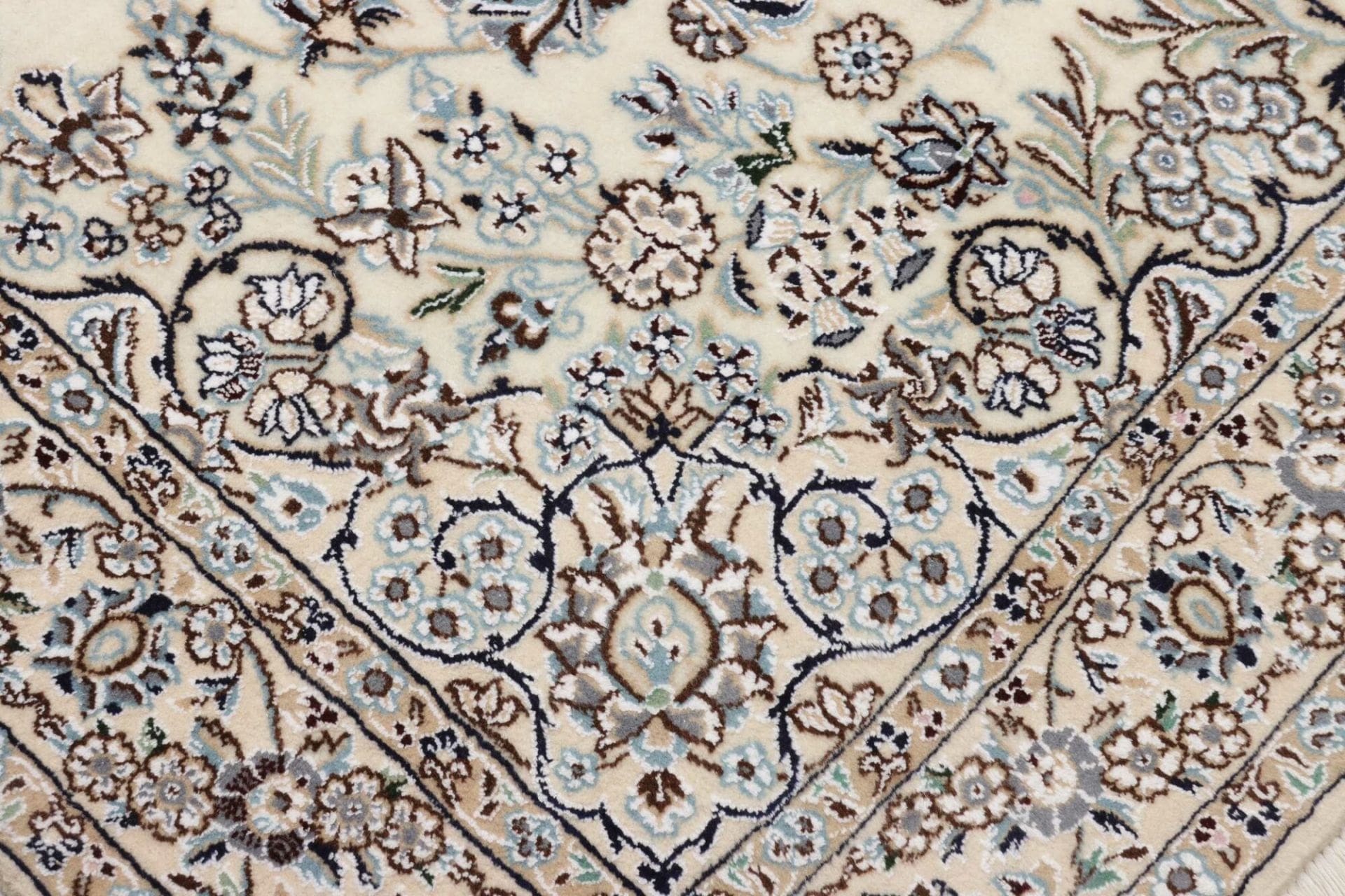 Handgeknüpfter Nain Perserteppich 136 × 220 cm