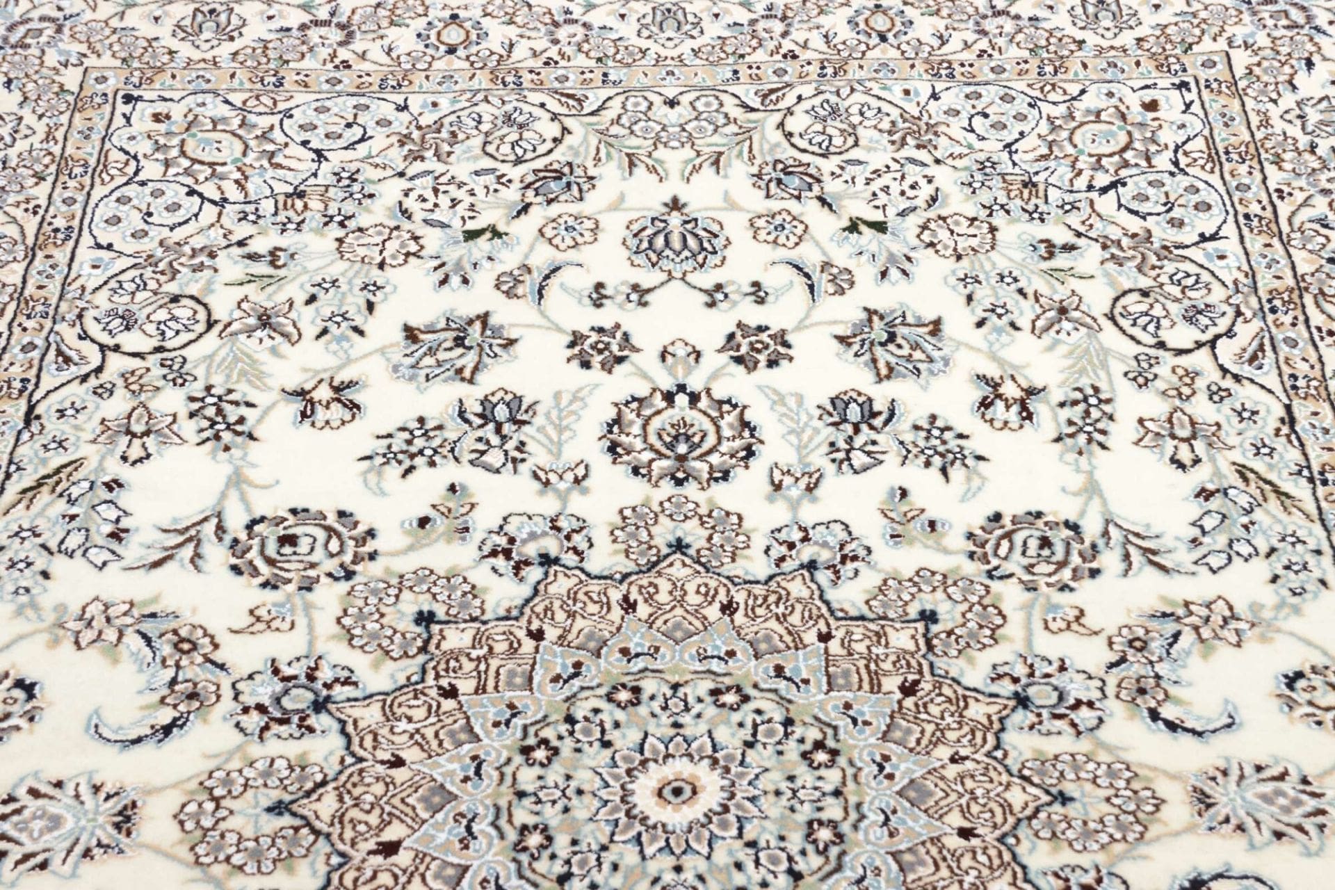 Handgeknüpfter Nain Perserteppich 136 × 220 cm