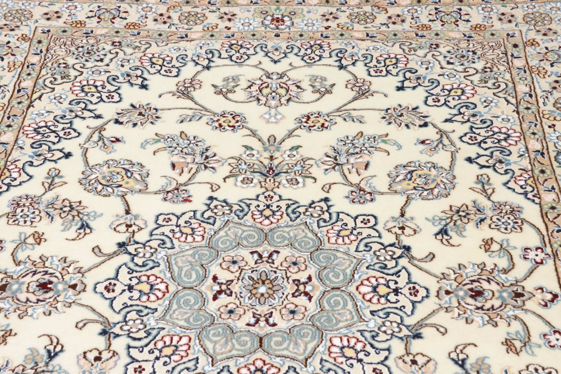 Handgeknüpfter Nain Perserteppich 141 × 204 cm