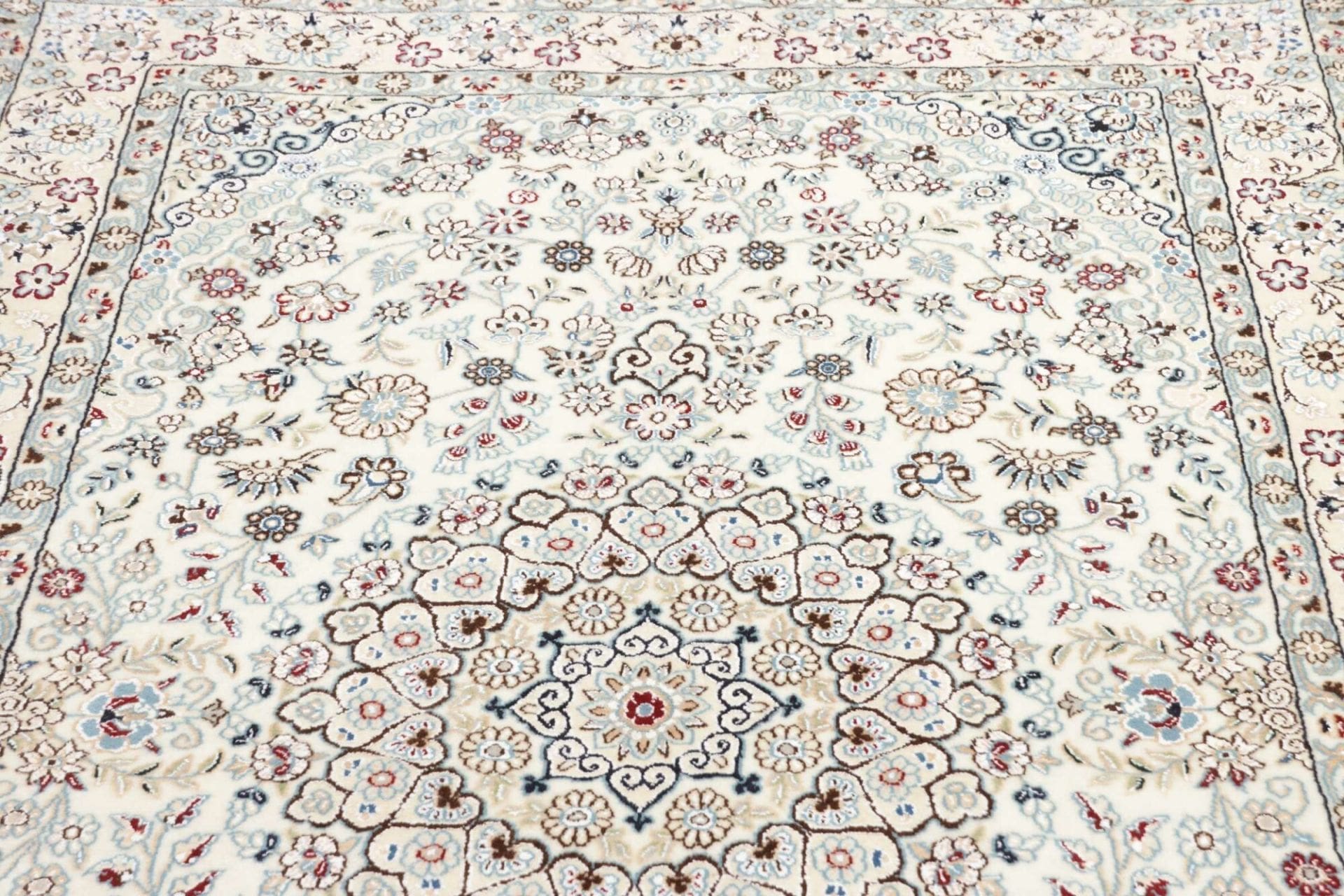 Handgeknüpfter Nain Perserteppich 133 × 210 cm