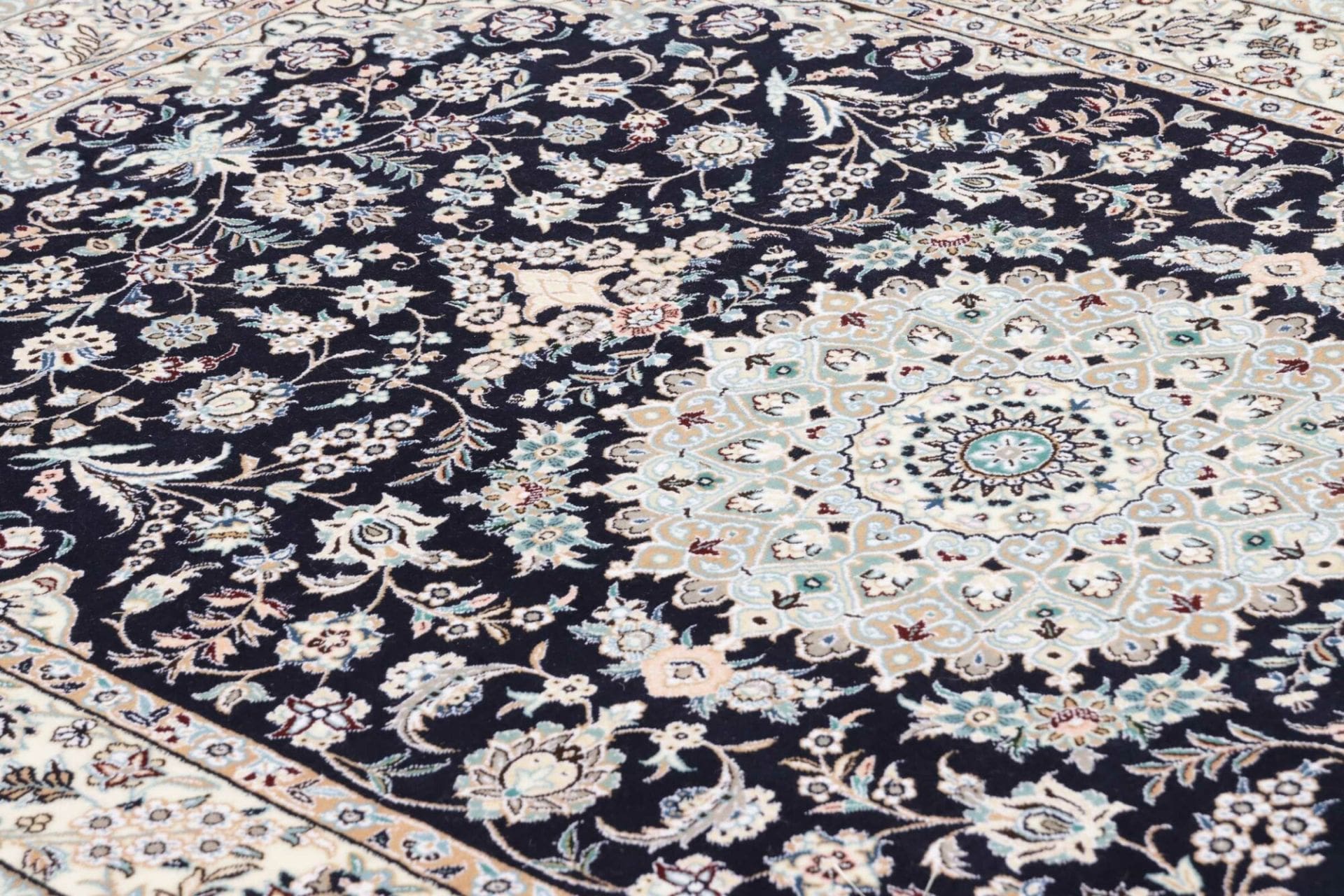 Nain Perserteppich 128 × 190 cm aus Wolle, handgeknüpft