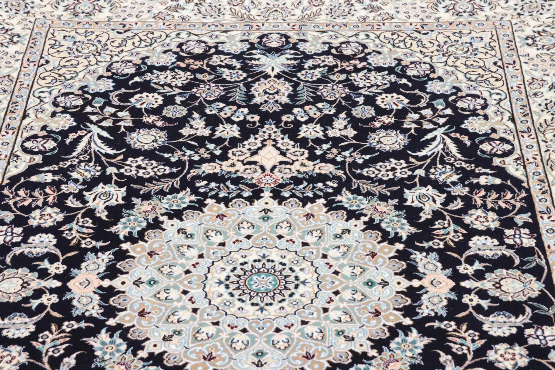 Nain Perserteppich 128 × 190 cm aus Wolle, handgeknüpft