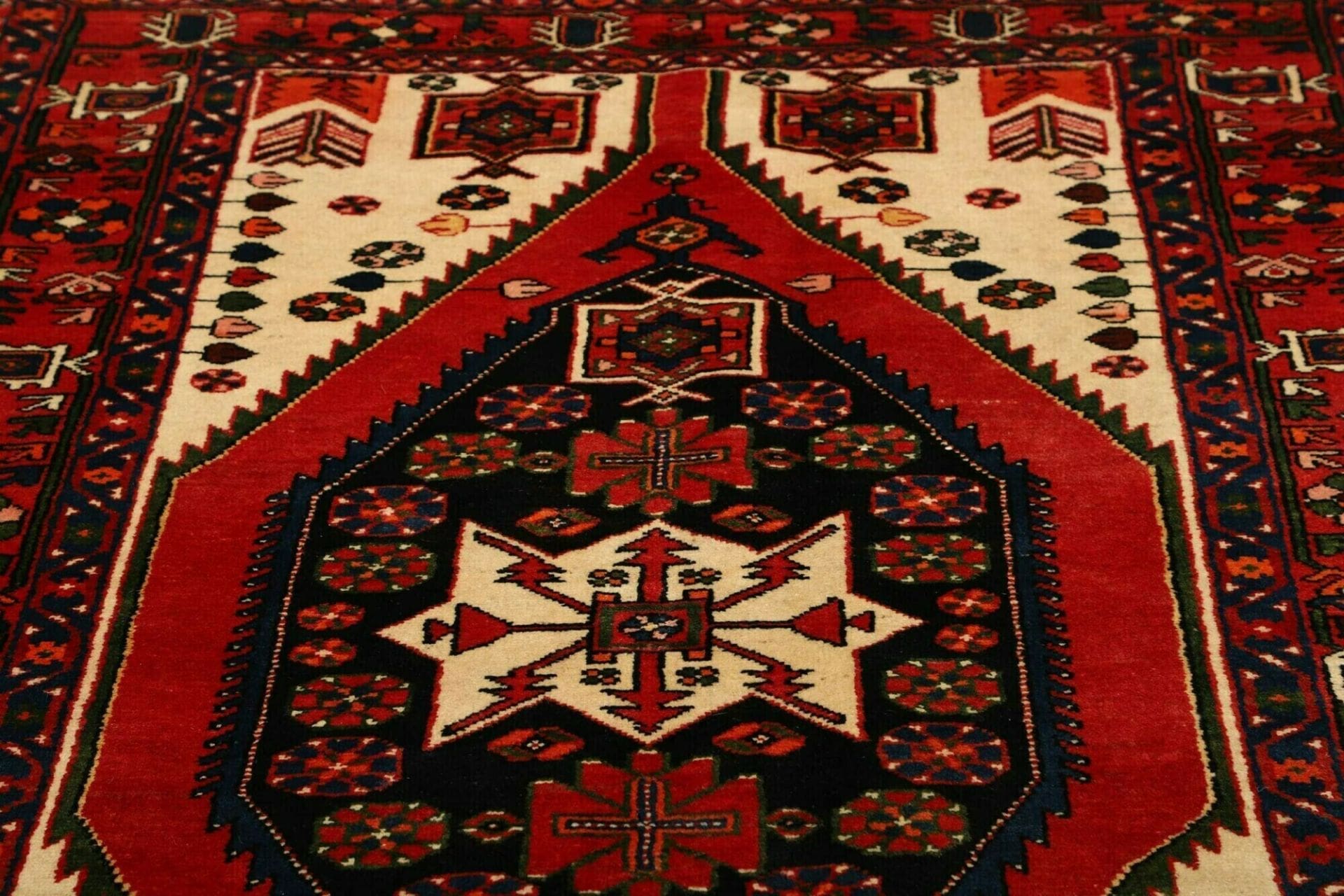 Handgeknüpfter Hamadan Perserteppich 139 × 203 cm