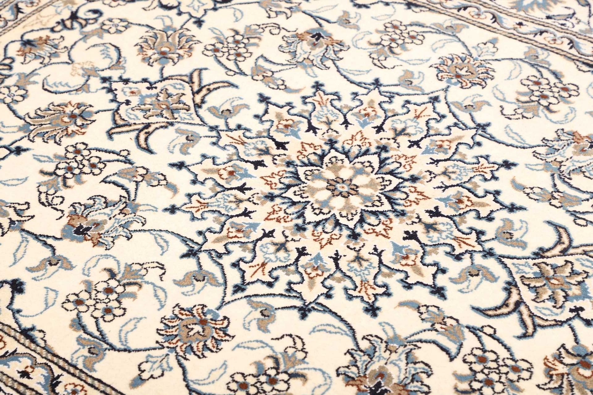 Nain Perserteppich aus Iran, 155 × 198 cm
