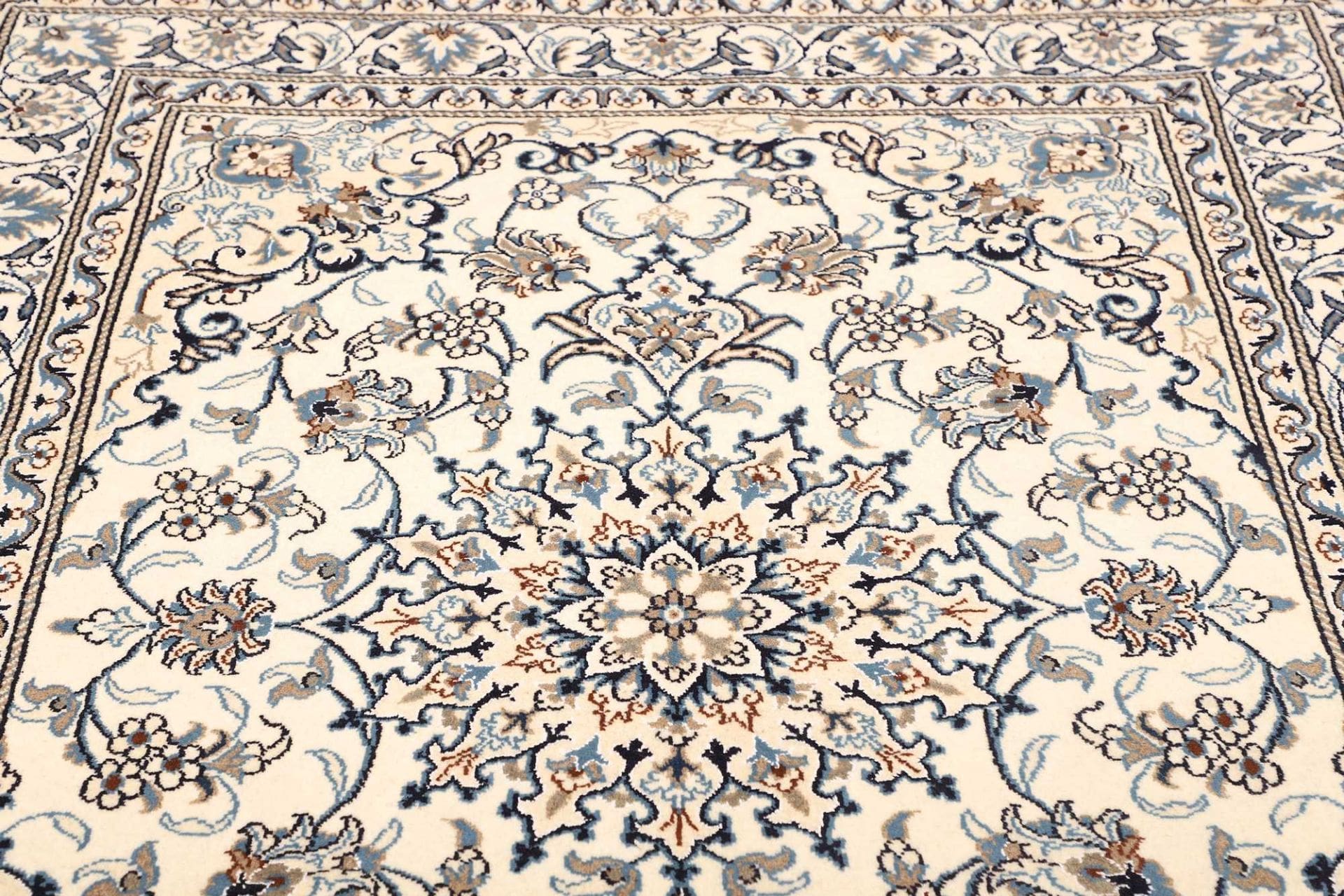 Nain Perserteppich aus Iran, 155 × 198 cm