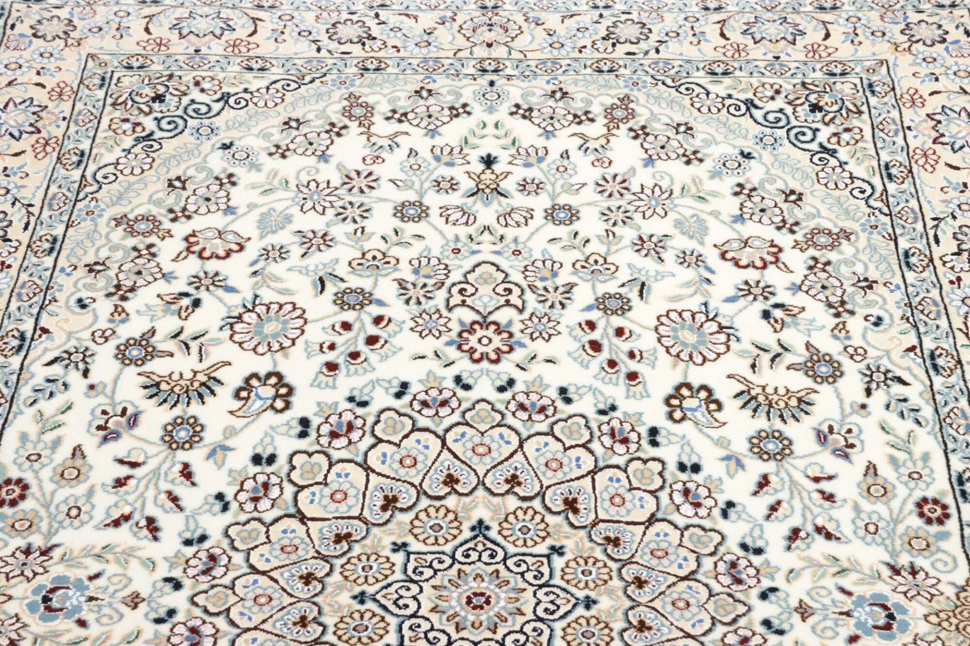 Nain Perserteppich 133 × 220 cm aus Wolle, handgeknüpft