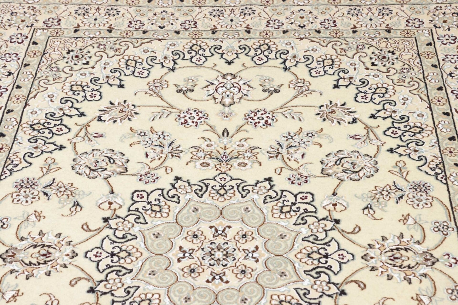 Nain Perserteppich aus Iran, 131 × 205 cm