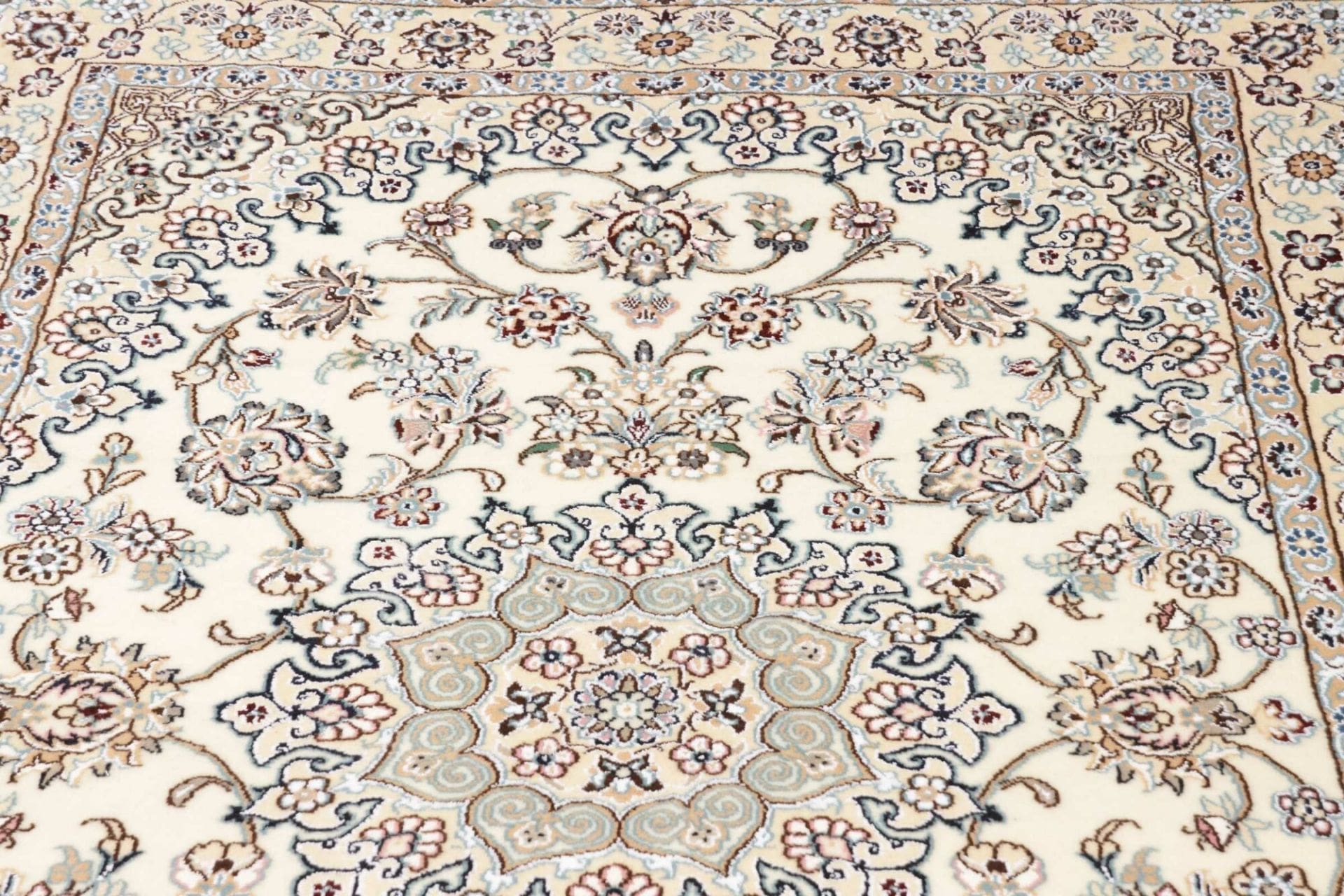 Handgeknüpfter Nain Perserteppich 133 × 200 cm
