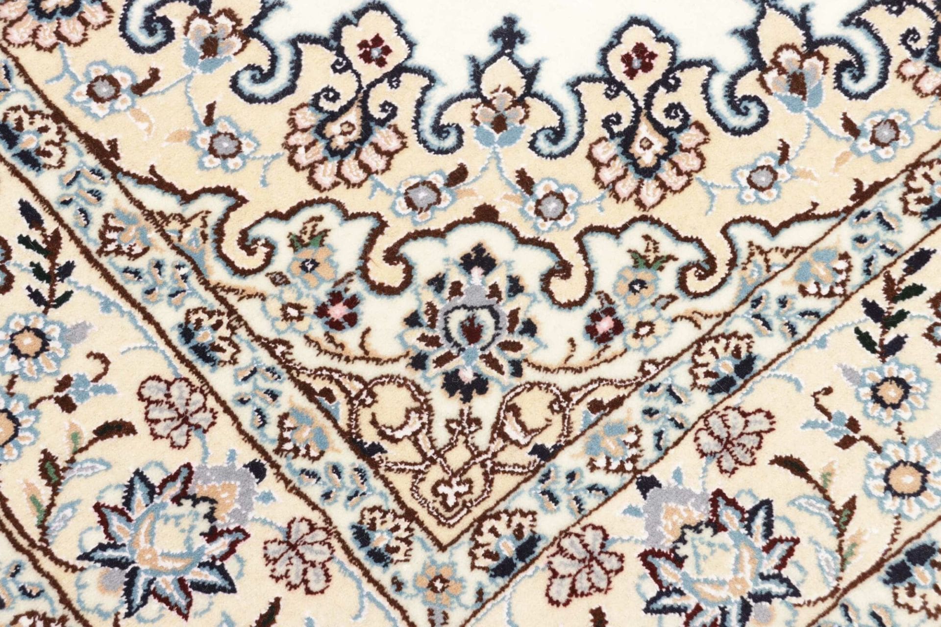 Nain Perserteppich aus Iran, 133 × 206 cm