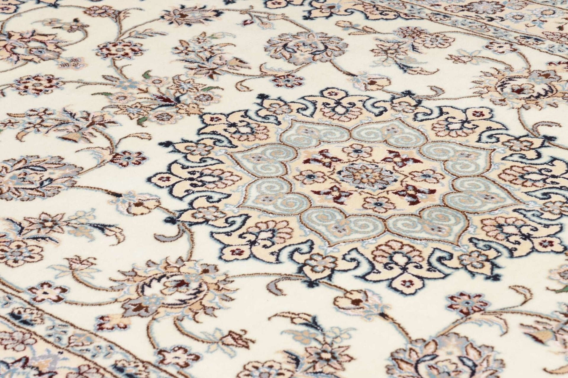 Nain Perserteppich aus Iran, 133 × 206 cm