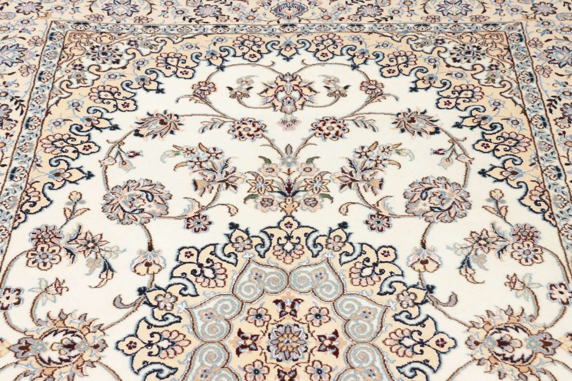 Nain Perserteppich aus Iran, 133 × 206 cm