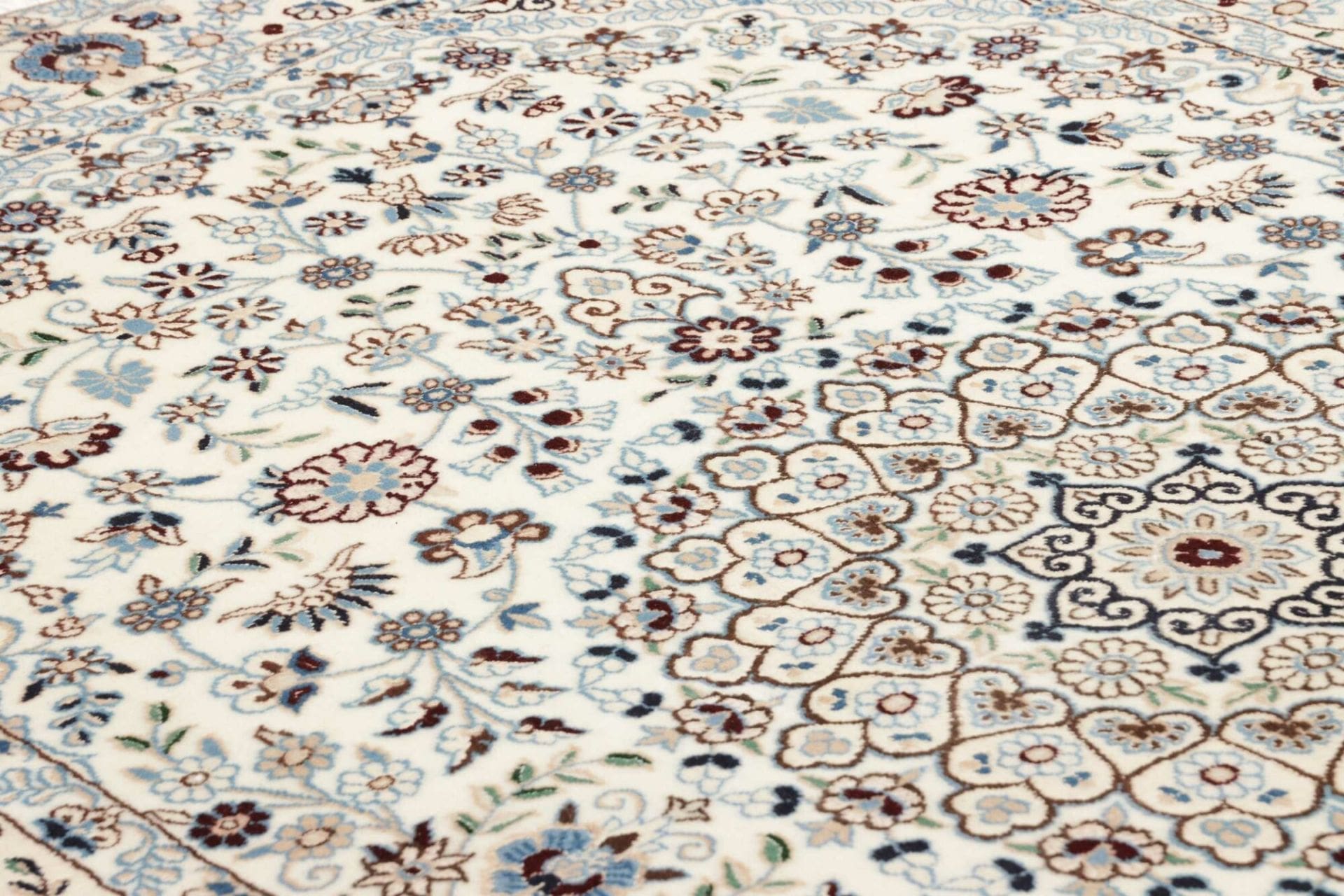 Handgeknüpfter Nain Perserteppich 133 × 213 cm