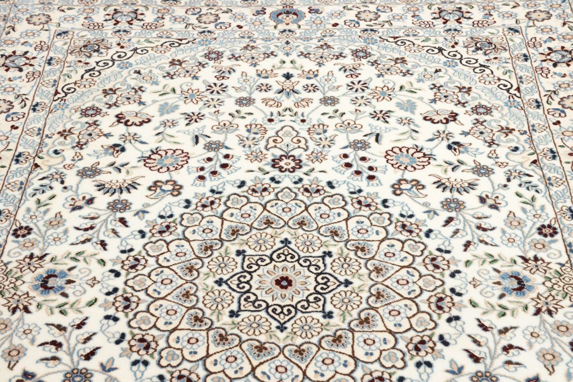 Handgeknüpfter Nain Perserteppich 133 × 213 cm
