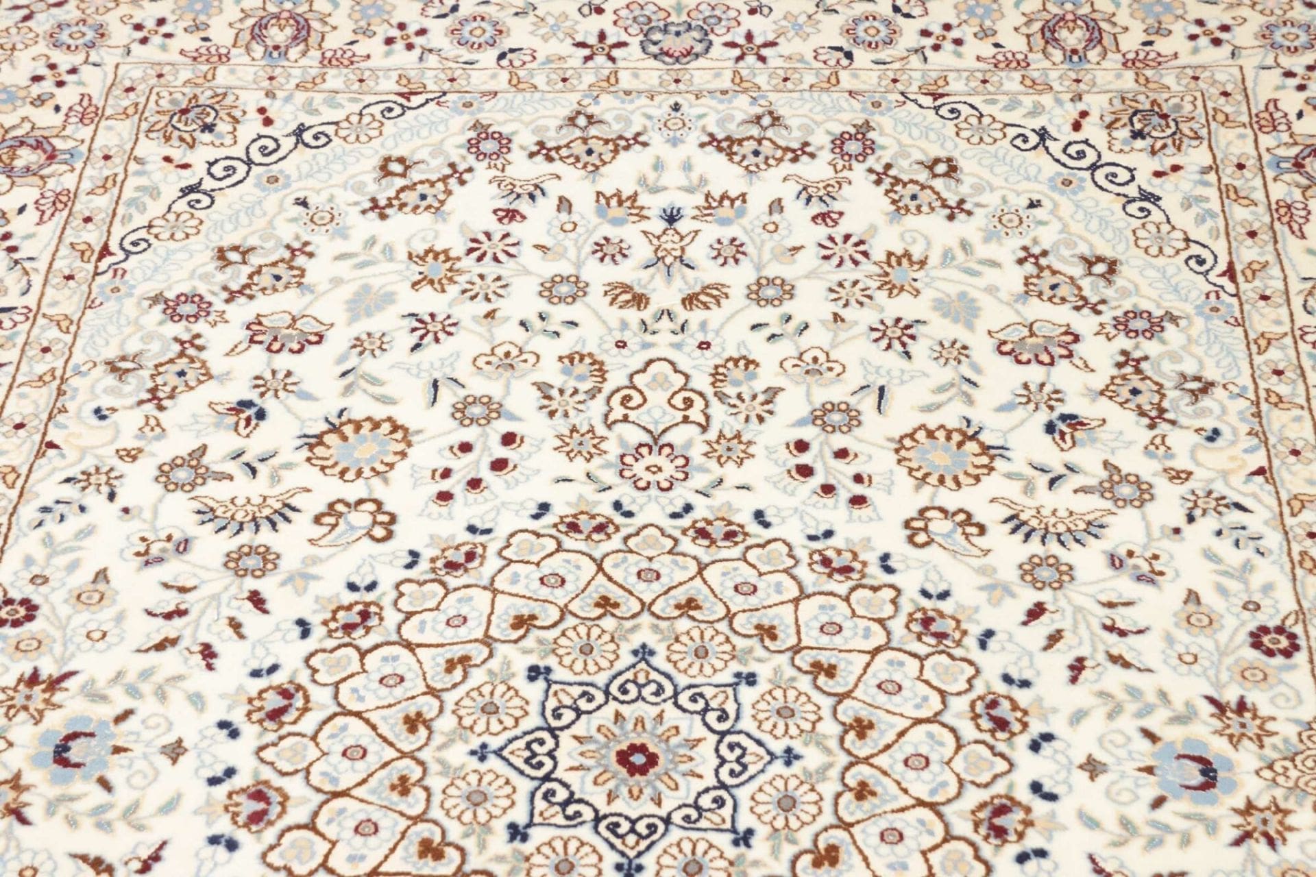 Handgeknüpfter Nain Perserteppich 131 × 208 cm