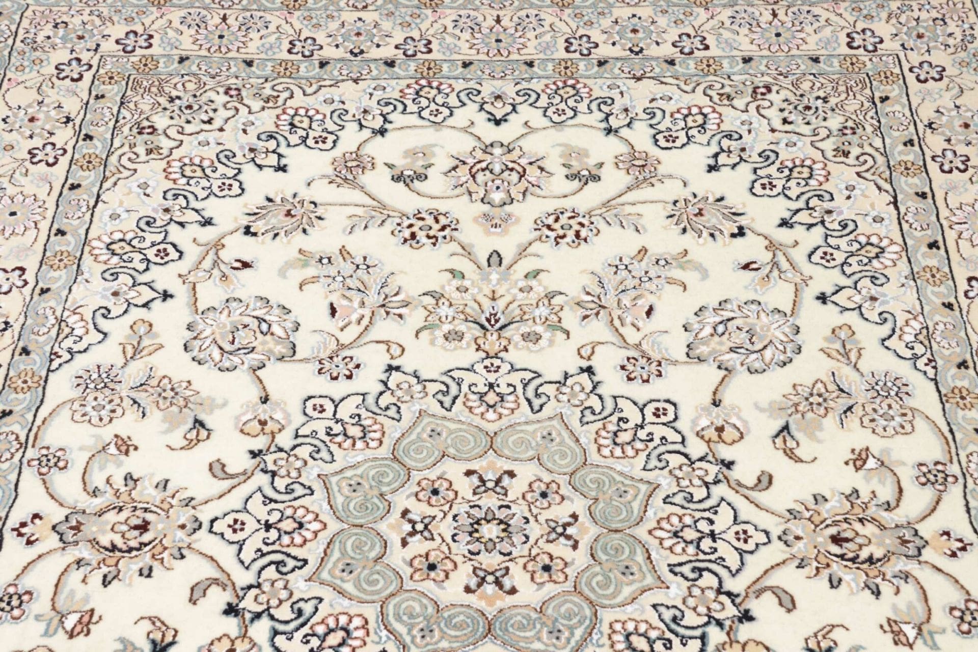 Nain Perserteppich 133 × 203 cm aus Wolle, handgeknüpft
