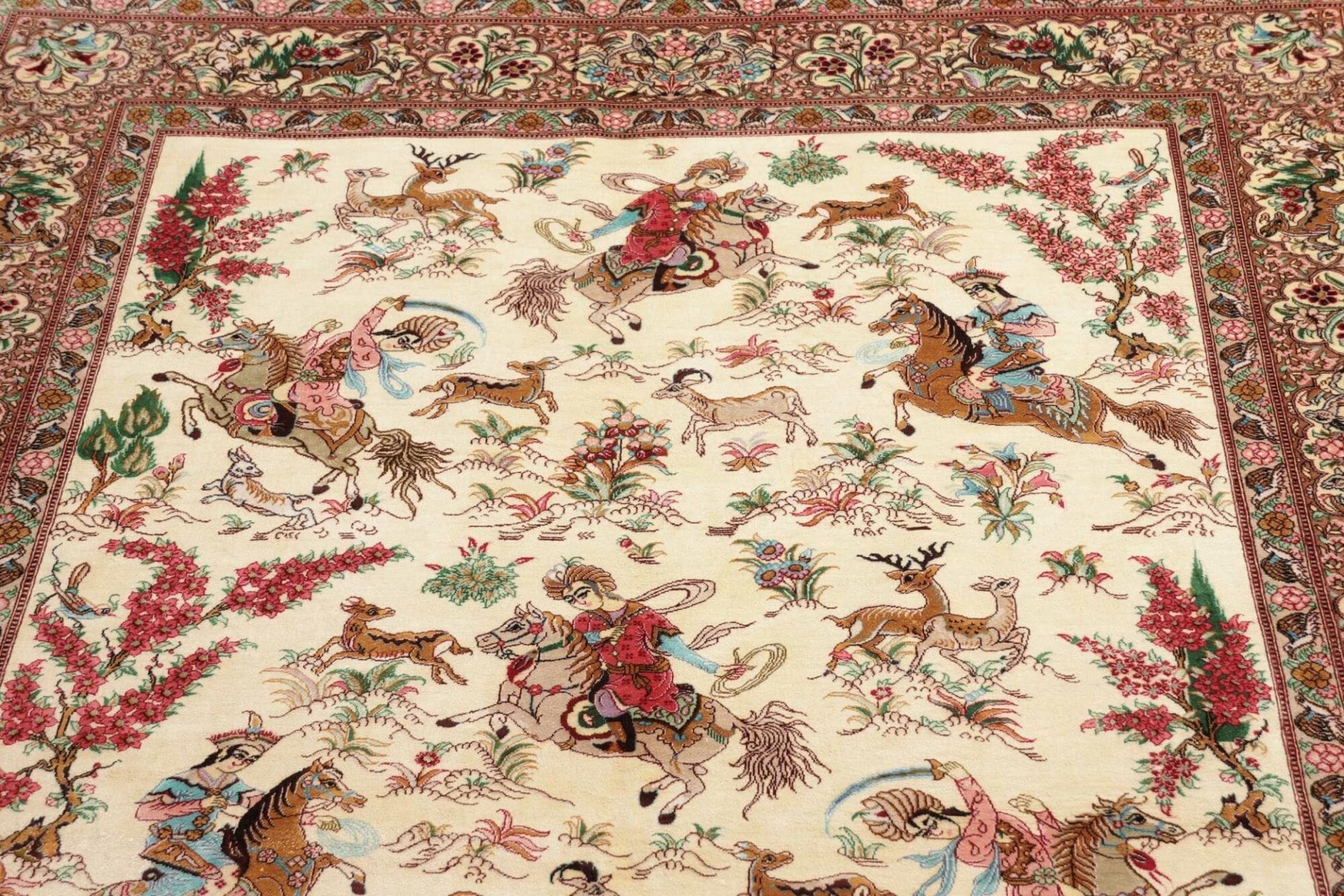 Handgeknüpfter Ghom Perserteppich 136 × 198 cm