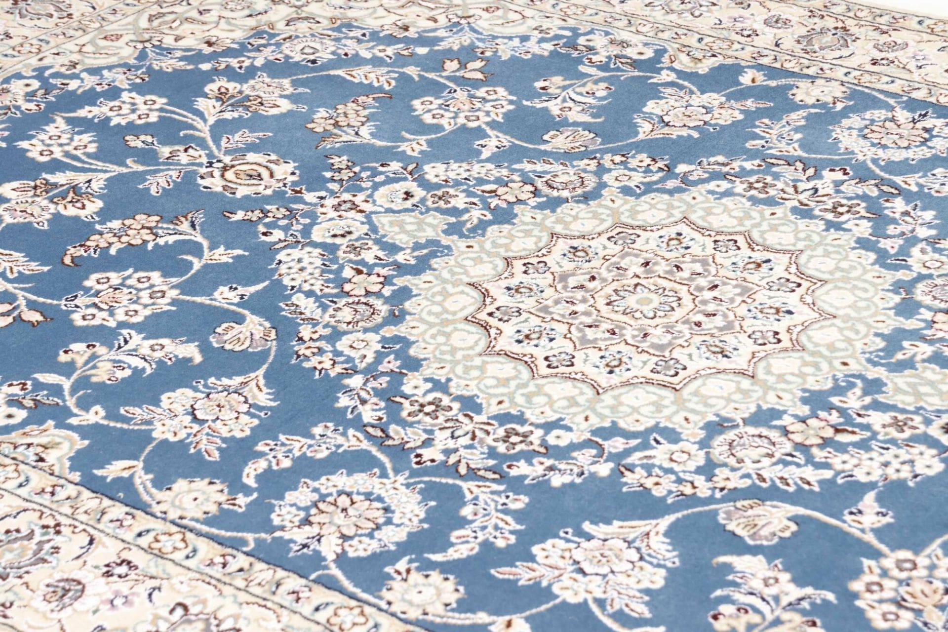 Nain Perserteppich aus Iran, 131 × 200 cm